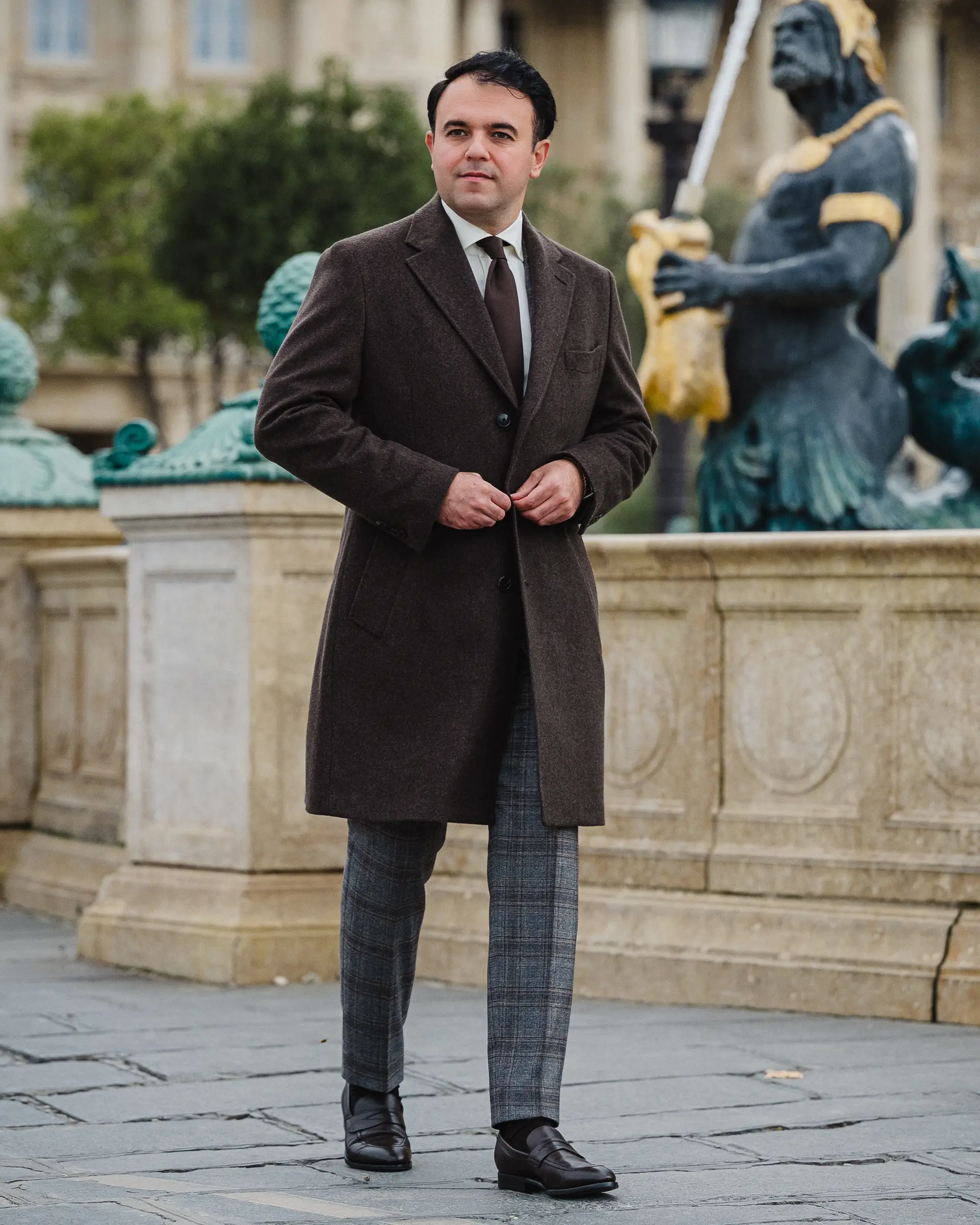 Bruine overcoat maatkleding op maat van Ettemadis in Den Haag, collectie herfst winter 2025