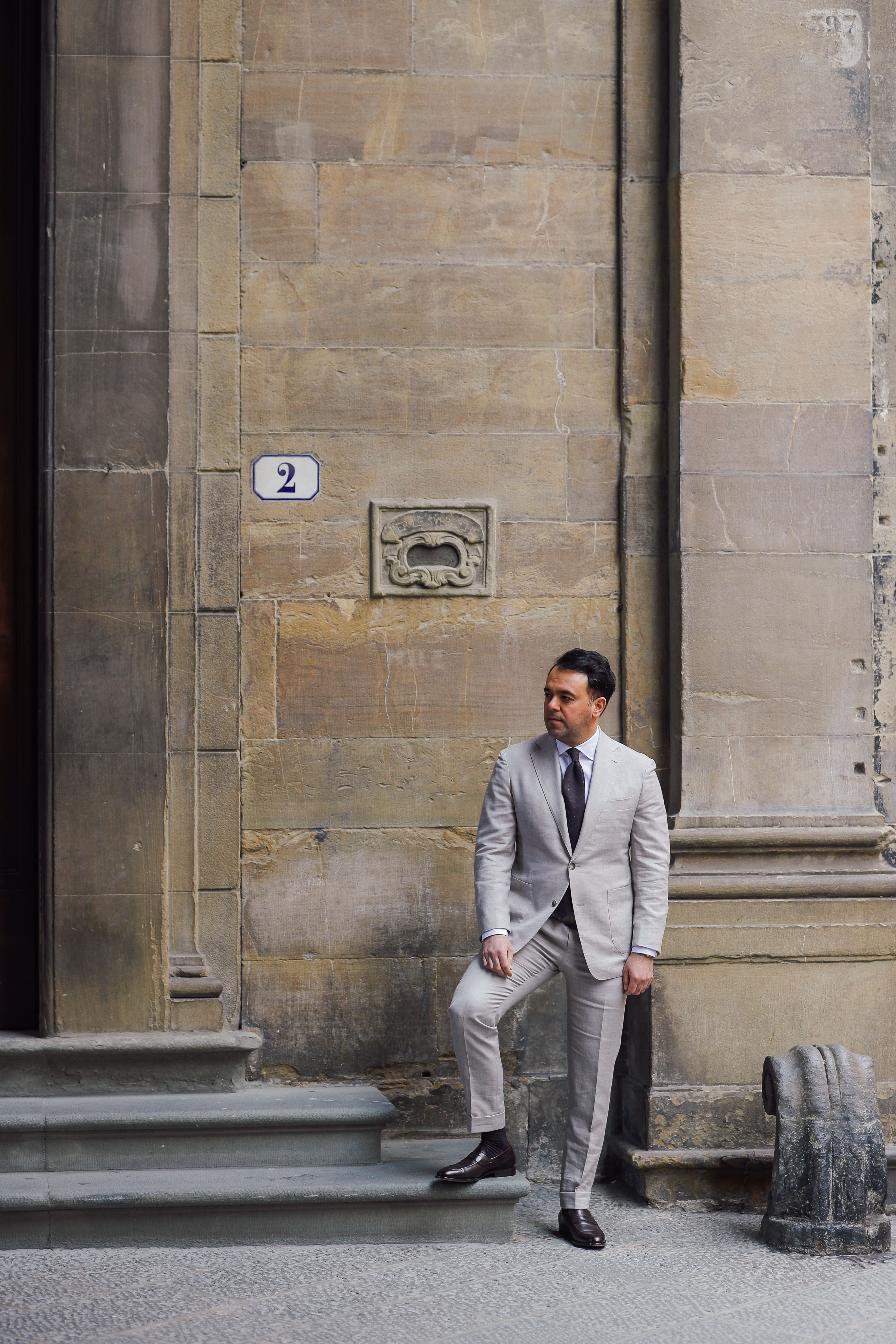 grijs pak op maat van ettemadis 