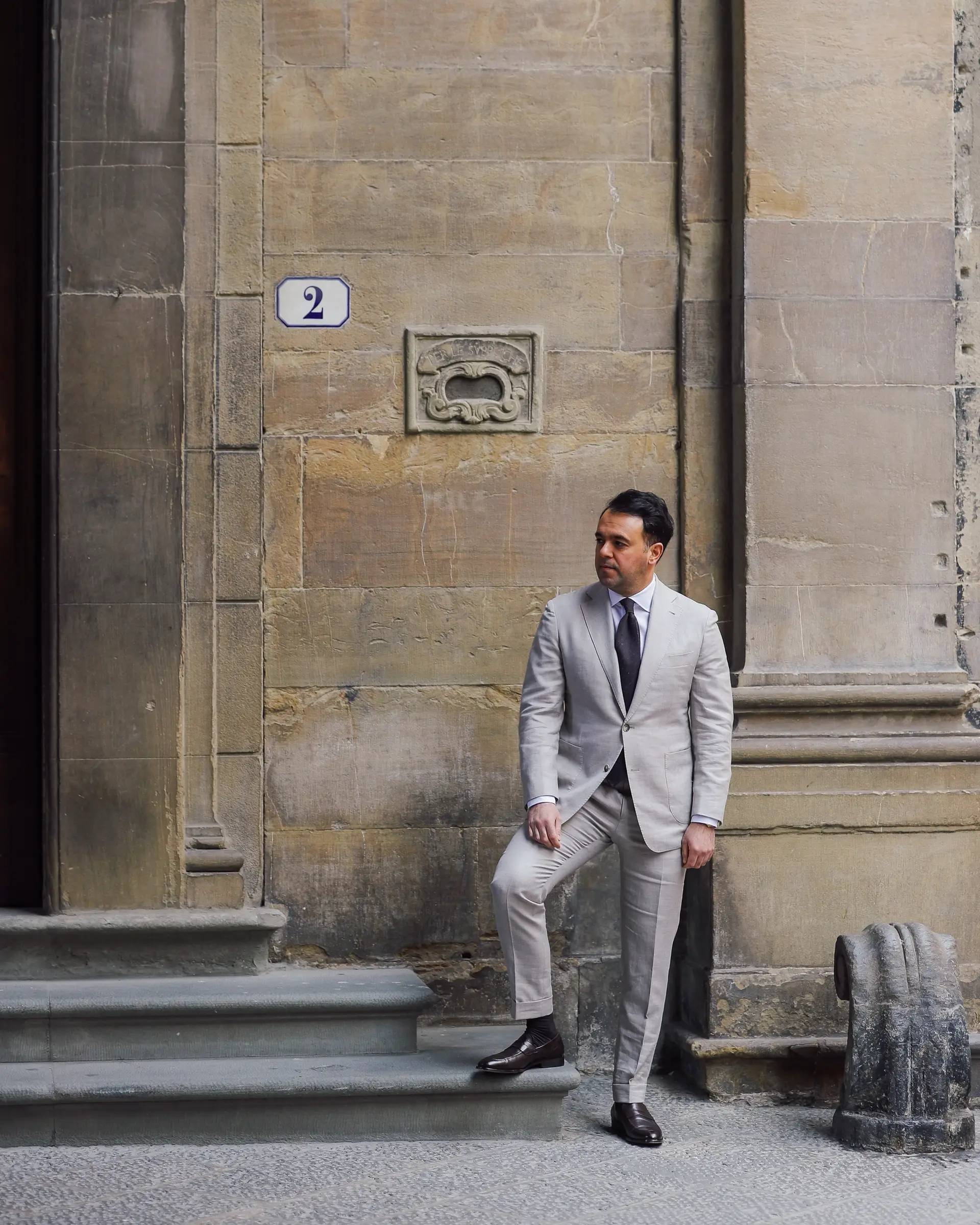 grijs pak op maat van ettemadis