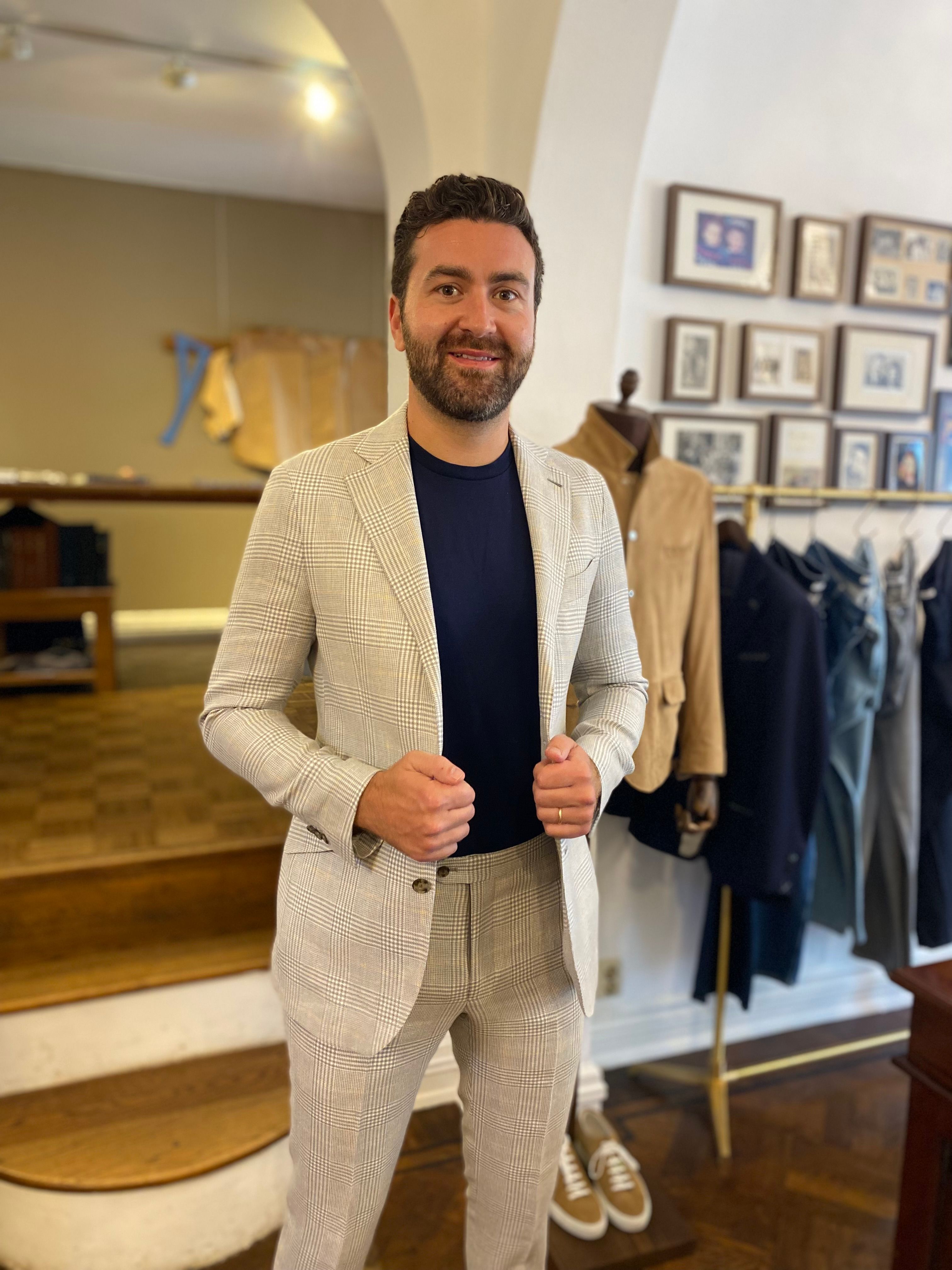 Klant in ruitjes maatpak bij Ettemadis Den Haag