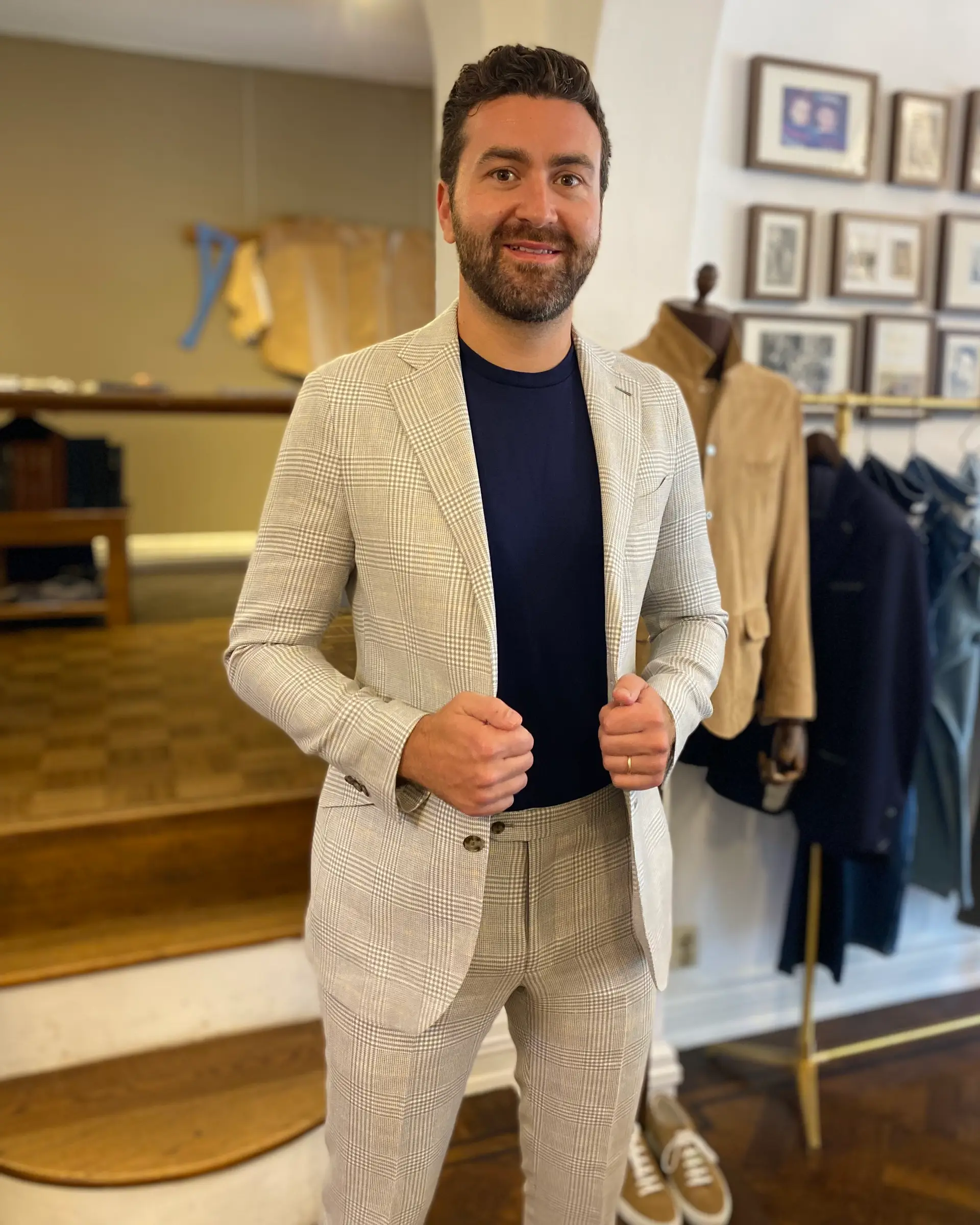 Klant in ruitjes maatpak bij Ettemadis Den Haag