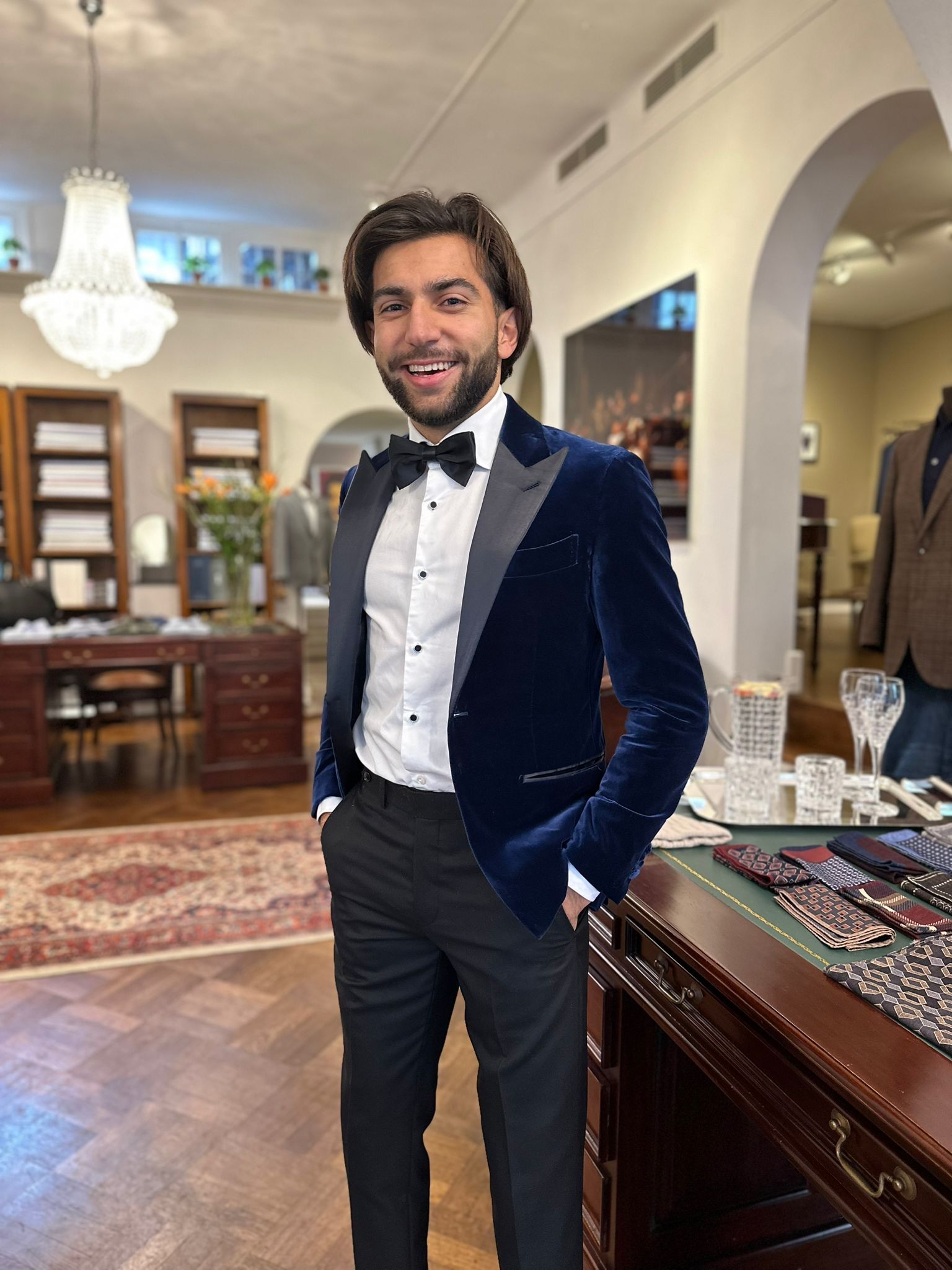 Klant in blauw velvet smoking op maat van Ettemadis