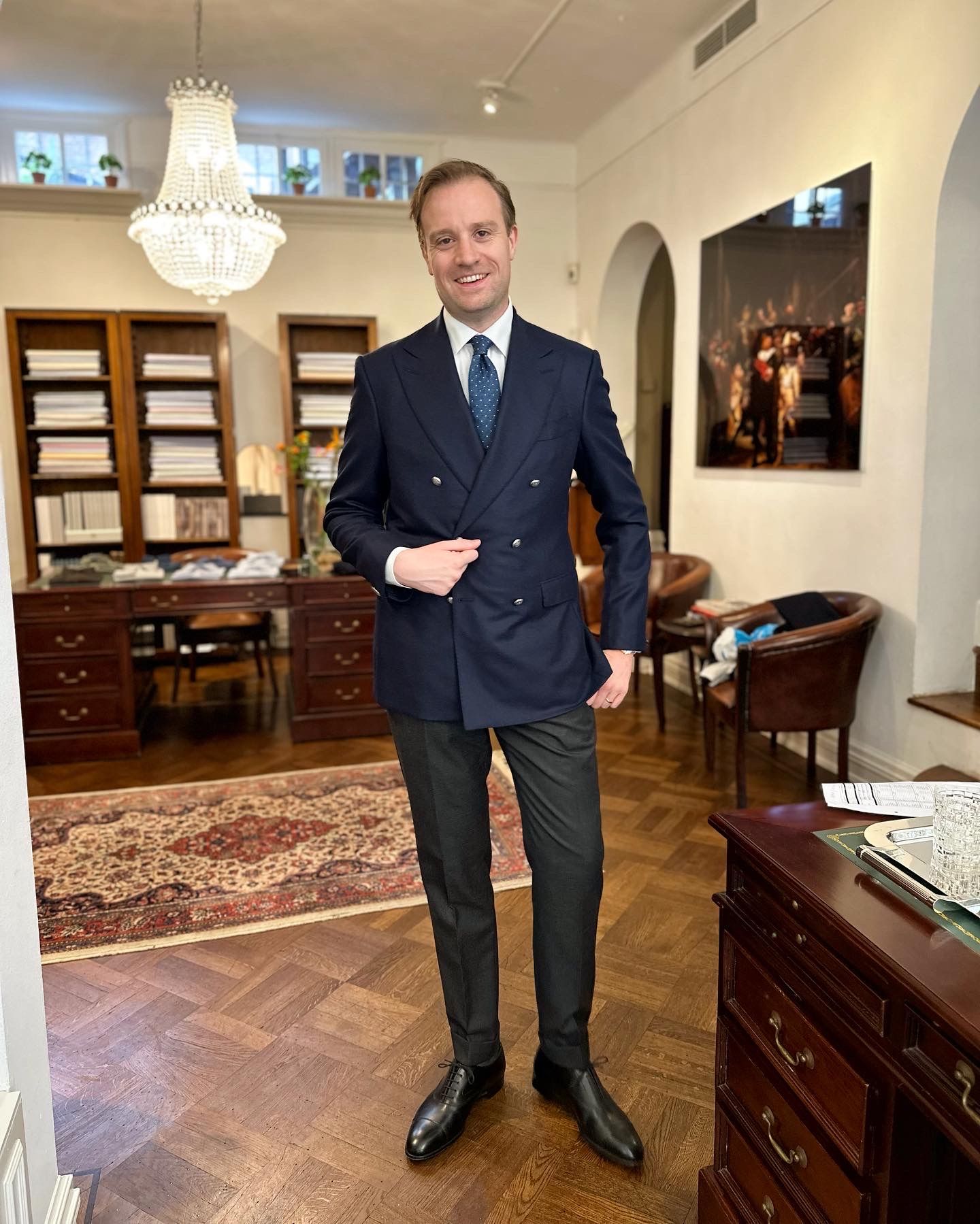 Klant draagt double breasted jasje bij Ettemadis Noordeinde