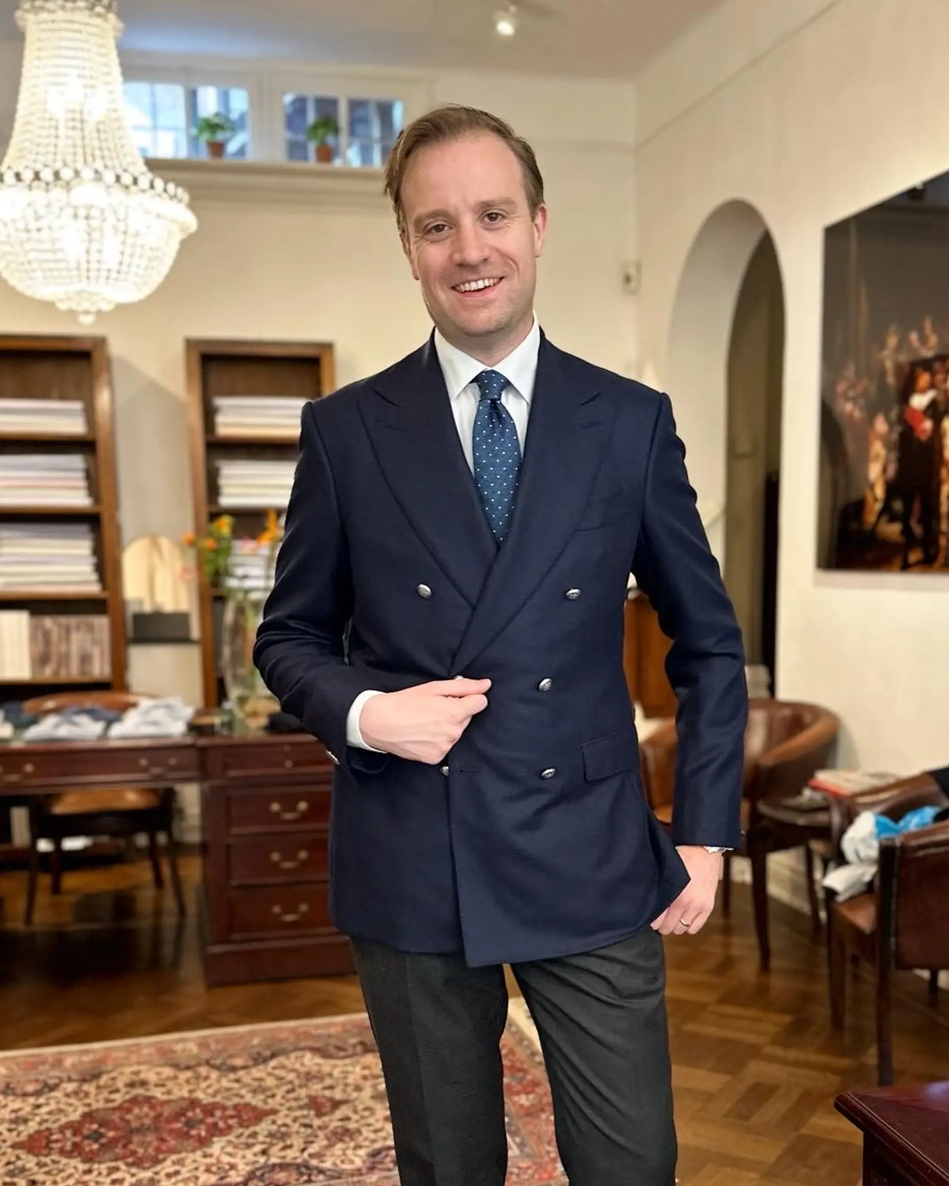 Klant draagt double breasted jasje bij Ettemadis Noordeinde