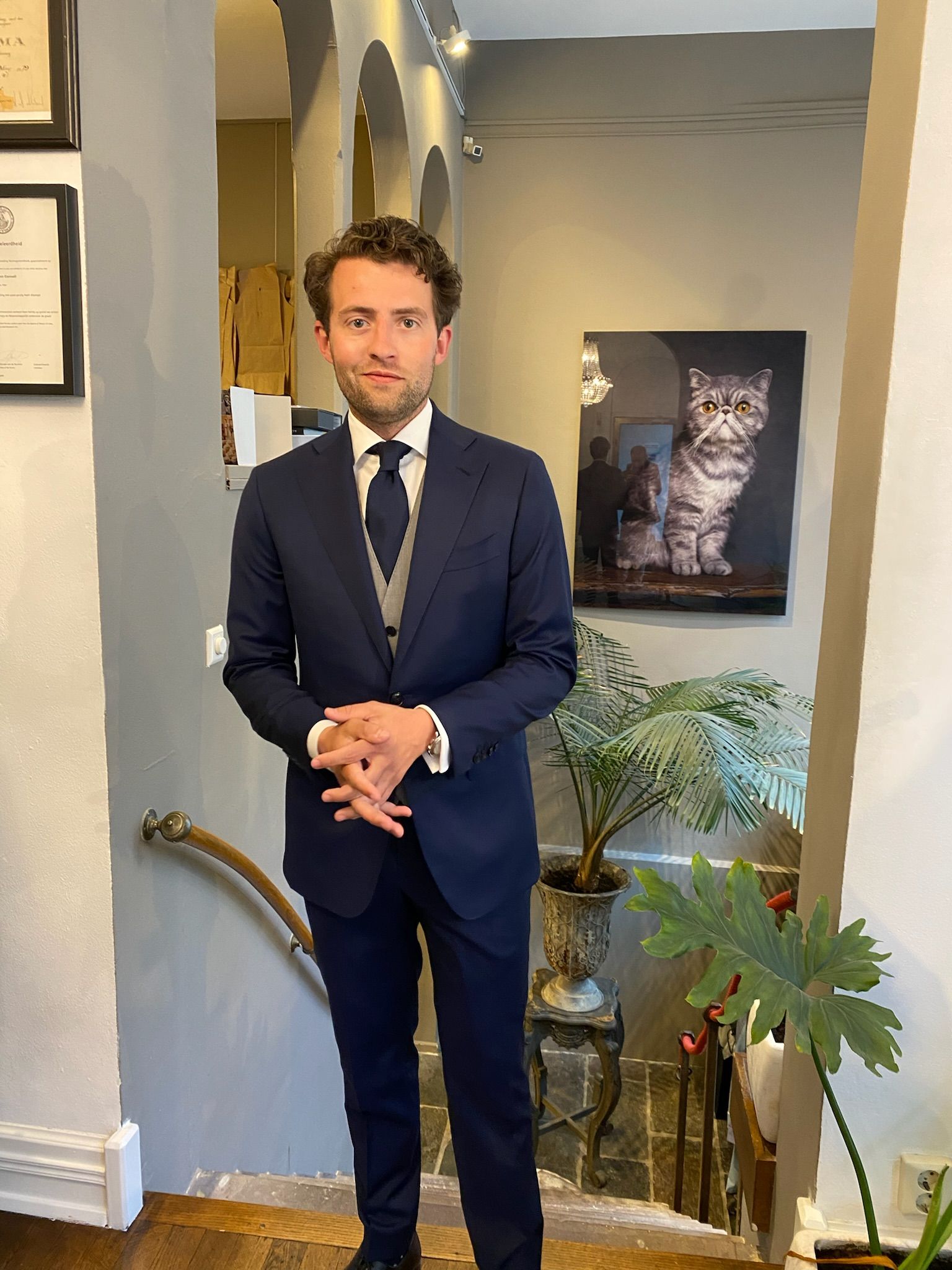 Klant draagt grijs-blauw driedelig trouwpak bij Ettemadis