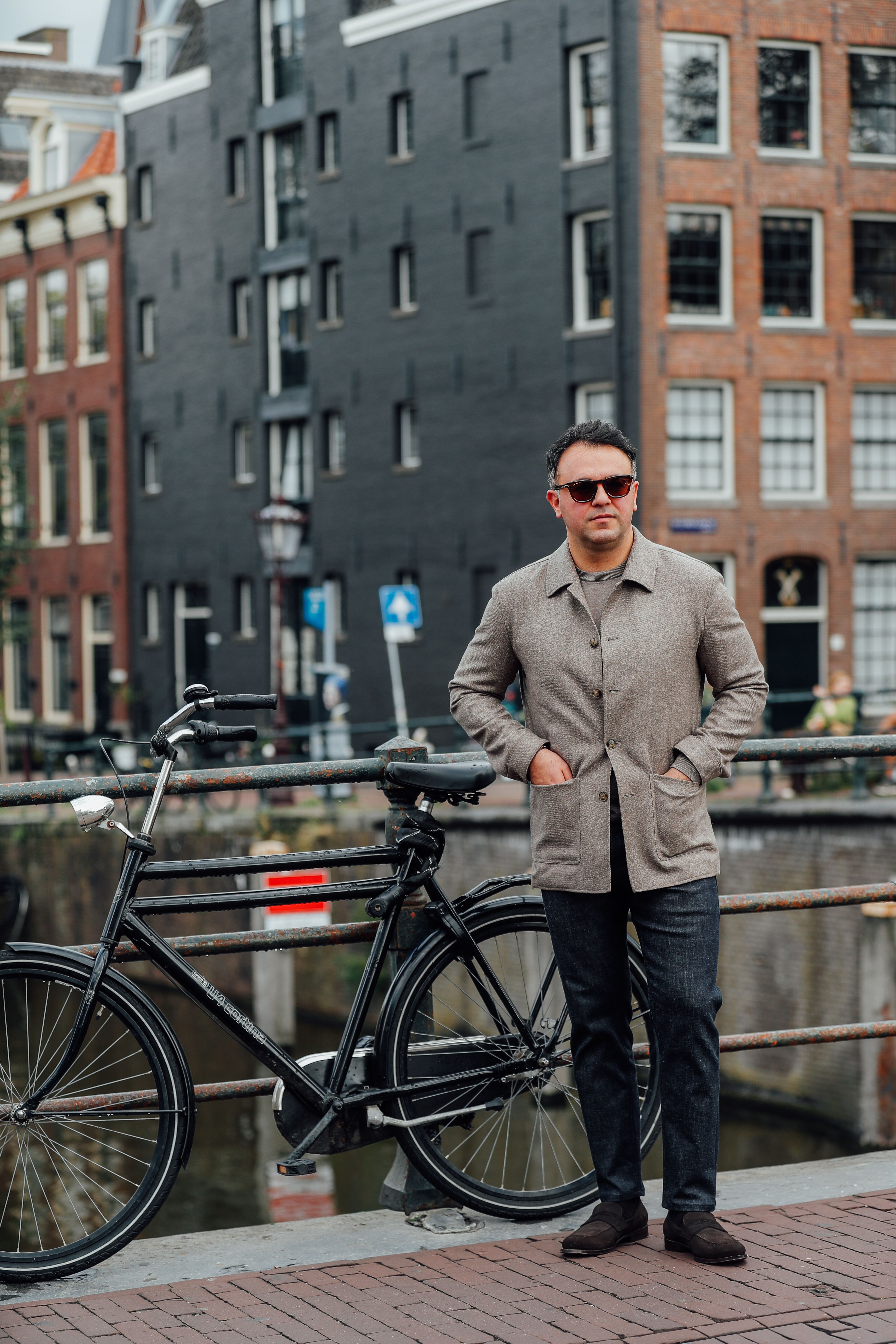 Bruine pak op maat van Ettemadis