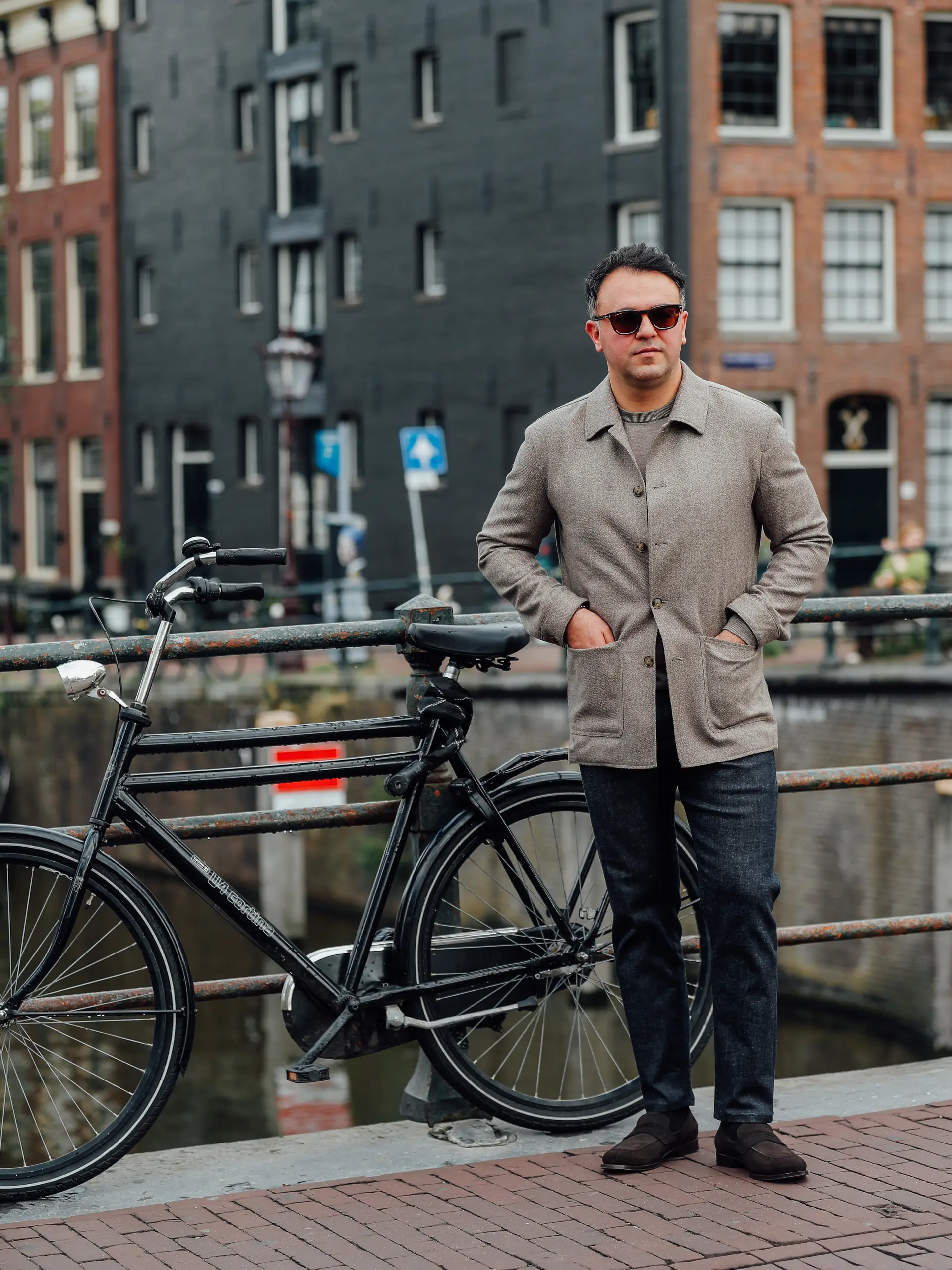 Bruine pak op maat van Ettemadis