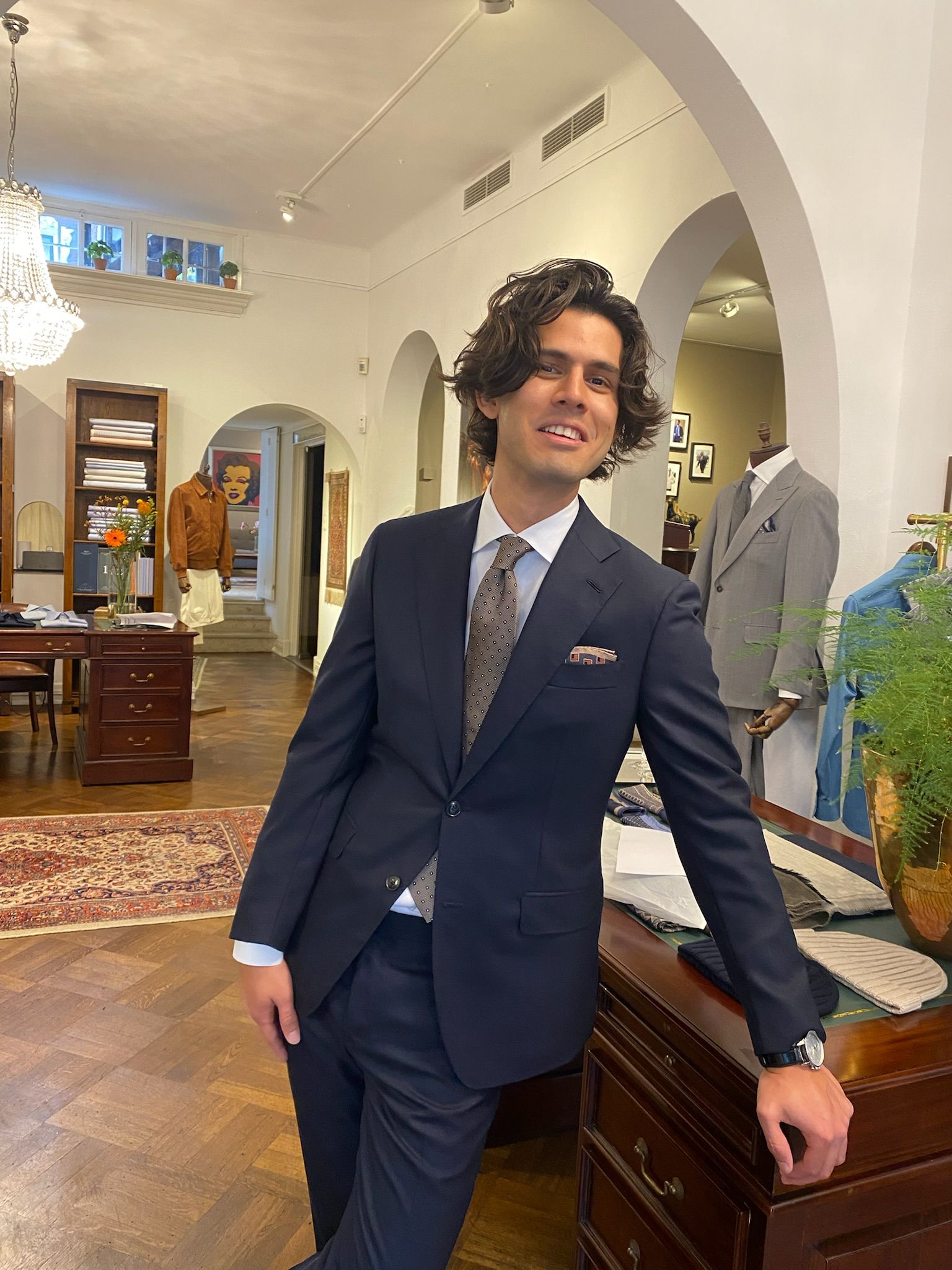 Klant in zakelijk blauw maatpak bij Ettemadis Zuid-Holland