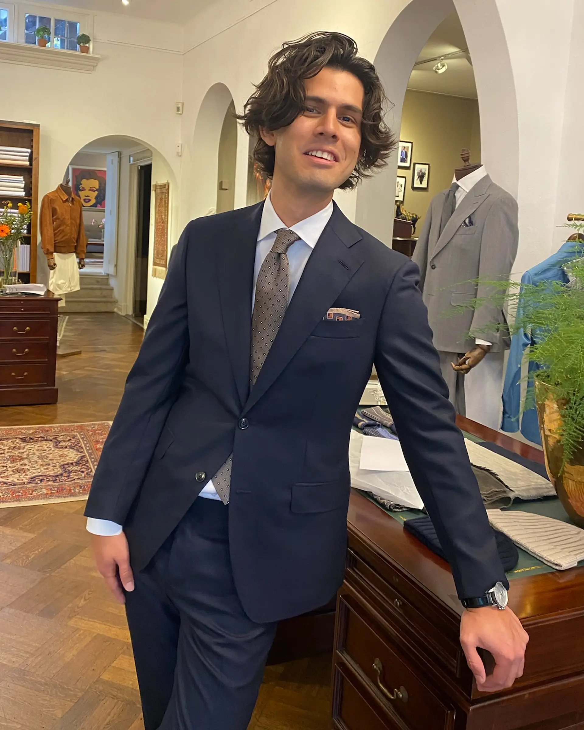 Klant in zakelijk blauw maatpak bij Ettemadis Zuid-Holland