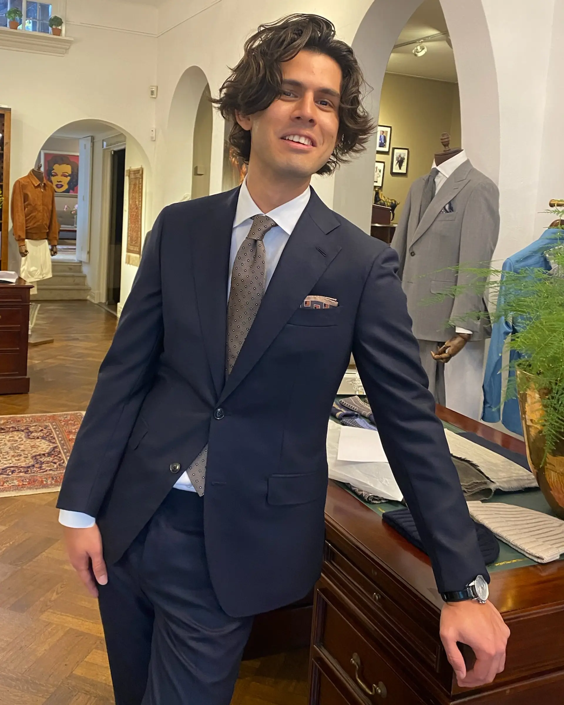 Klant in zakelijk blauw maatpak bij Ettemadis Zuid-Holland