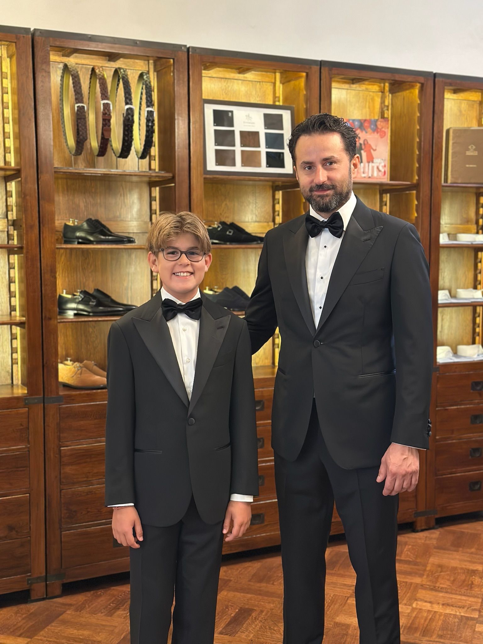 Vader en zoon in klassieke smokings bij Ettemadis