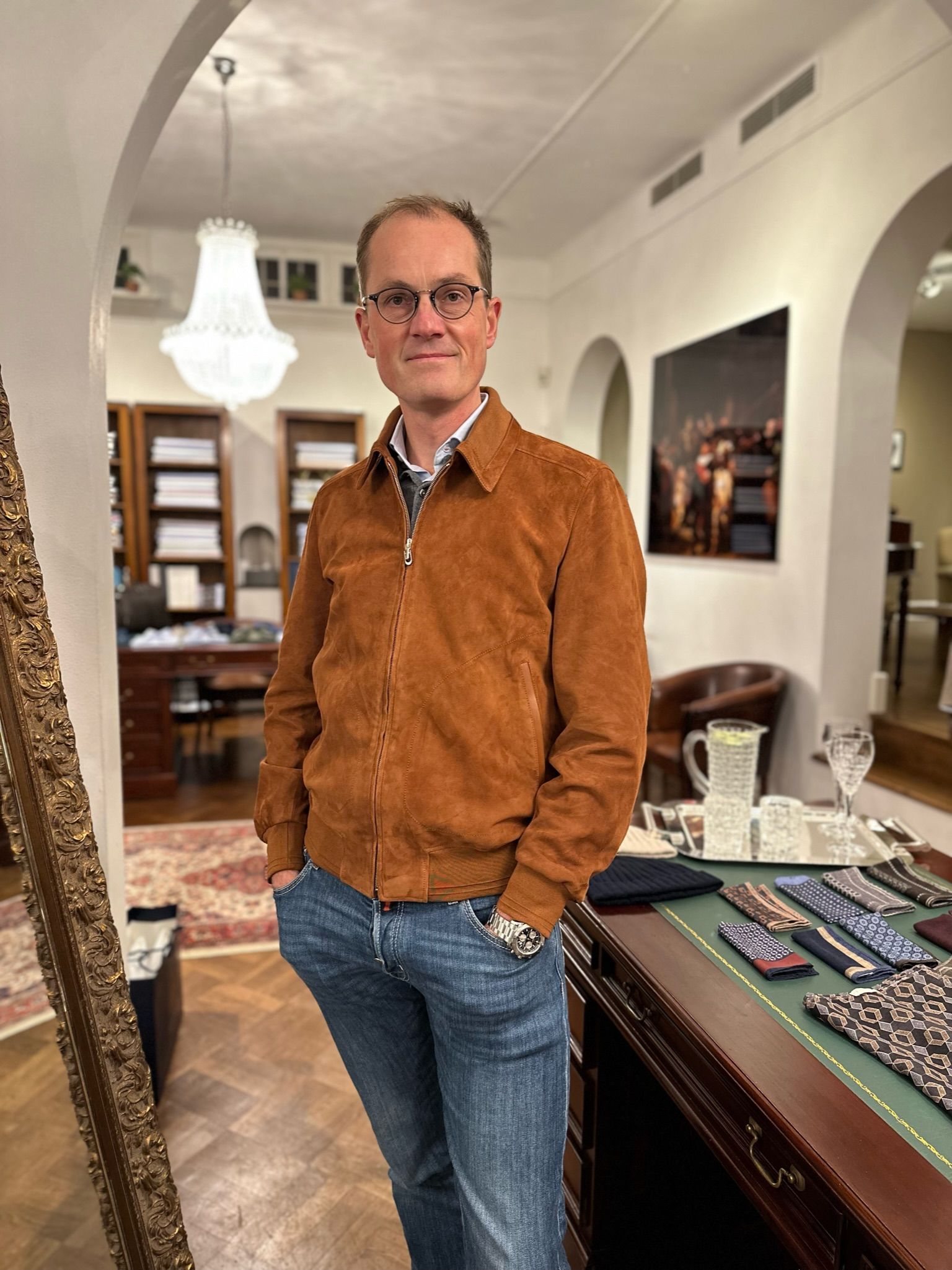 Klant in luxe leren bomberjack op maat bij Ettemadis