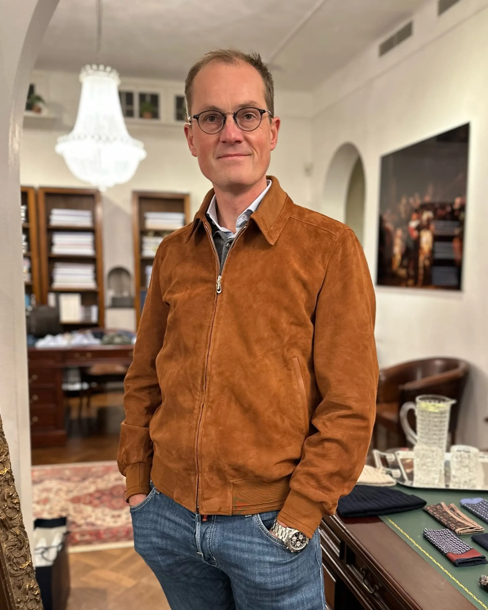 Klant in luxe leren bomberjack op maat bij Ettemadis