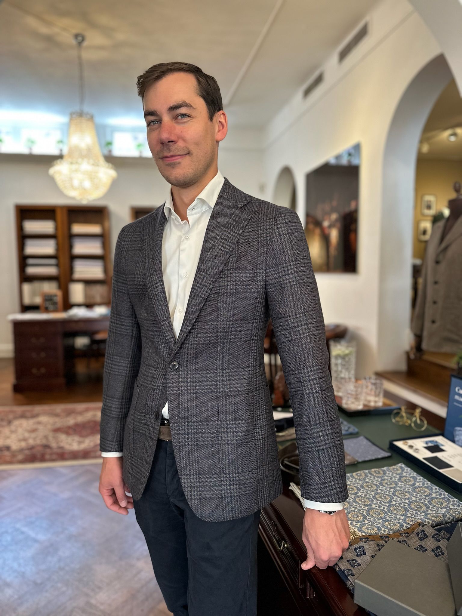 Klant draagt blauw geruit jasje op maat bij Ettemadis