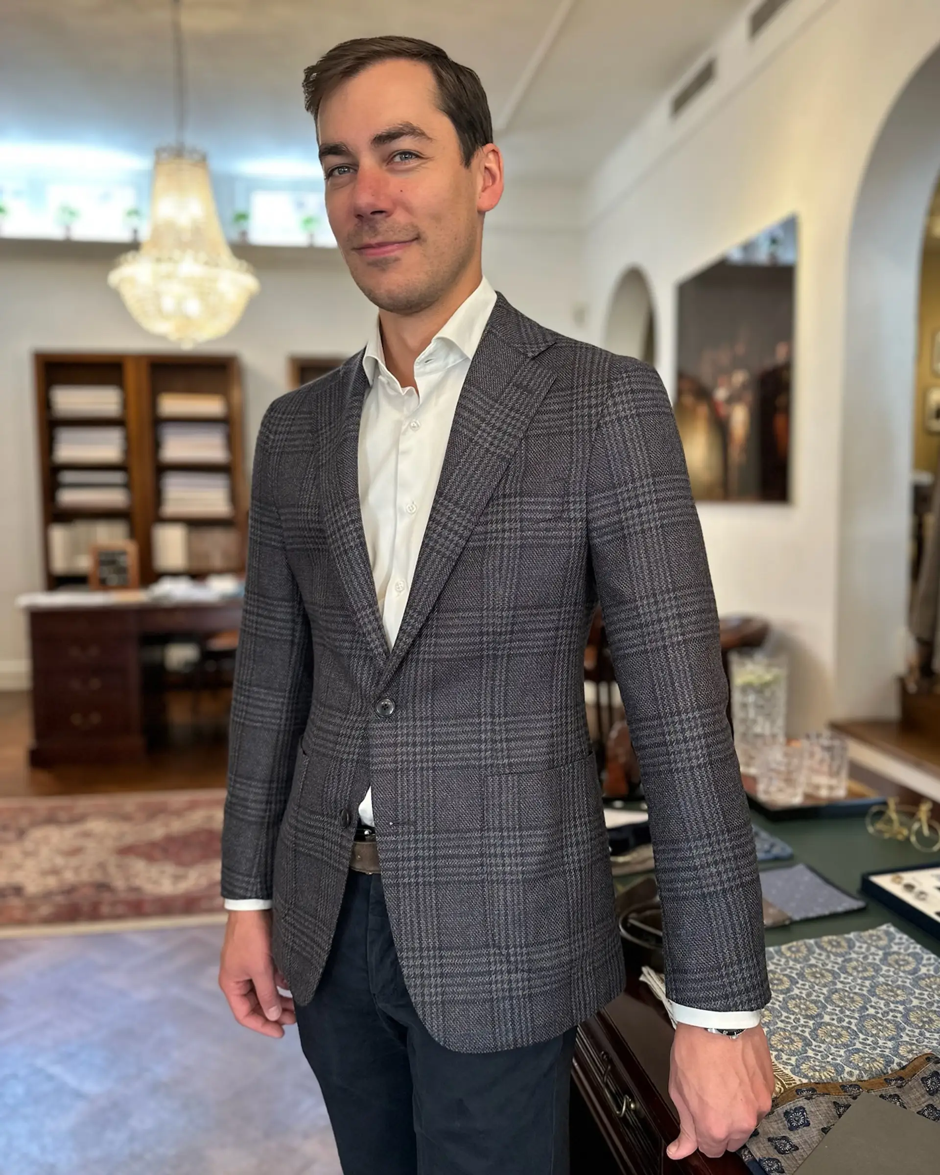 Klant draagt blauw geruit jasje op maat bij Ettemadis