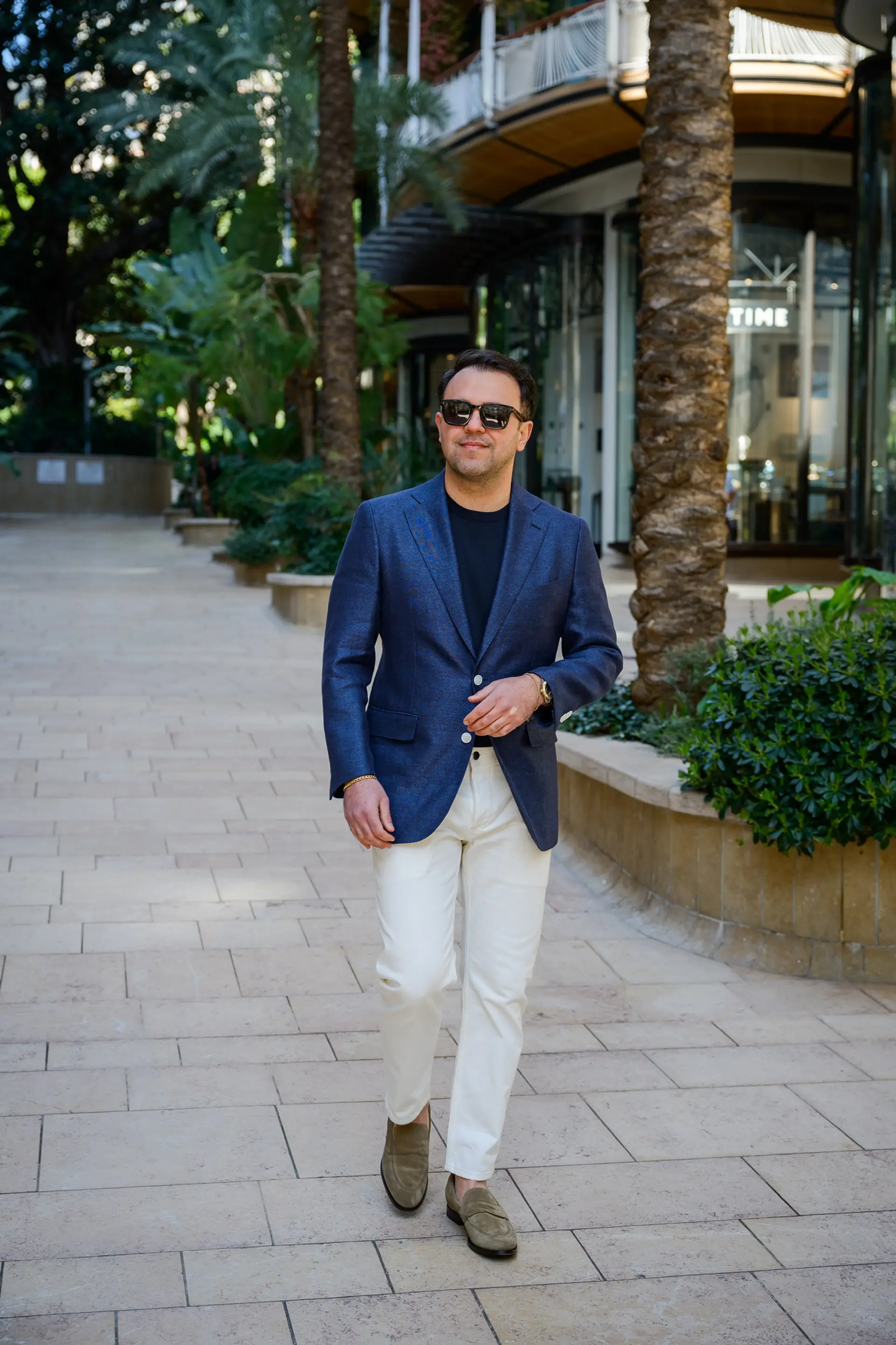 Witte jeans op maat van Ettemadis in Monaco