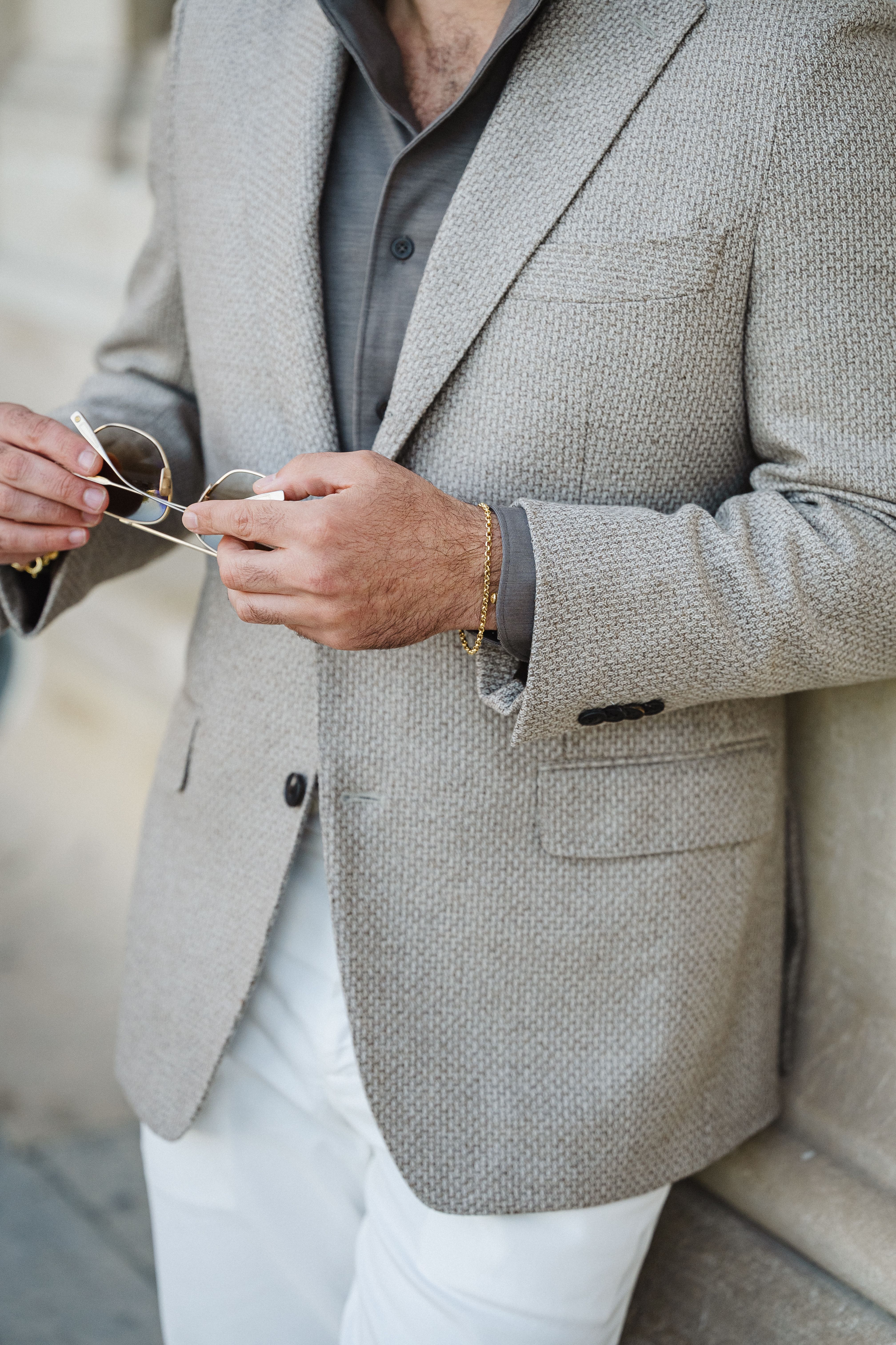 Details van beige colbert op maat van Ettemadis