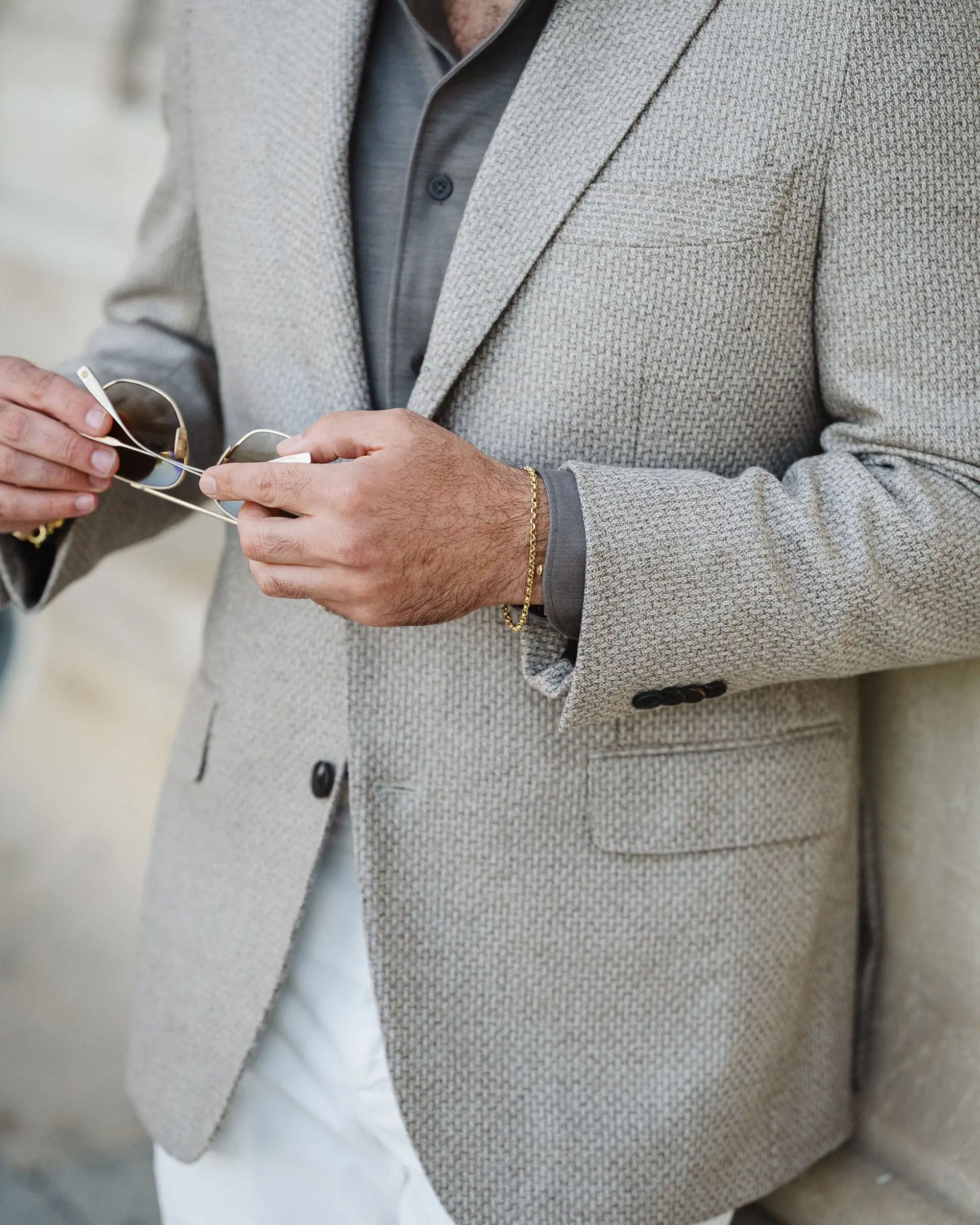 Details van beige colbert op maat van Ettemadis