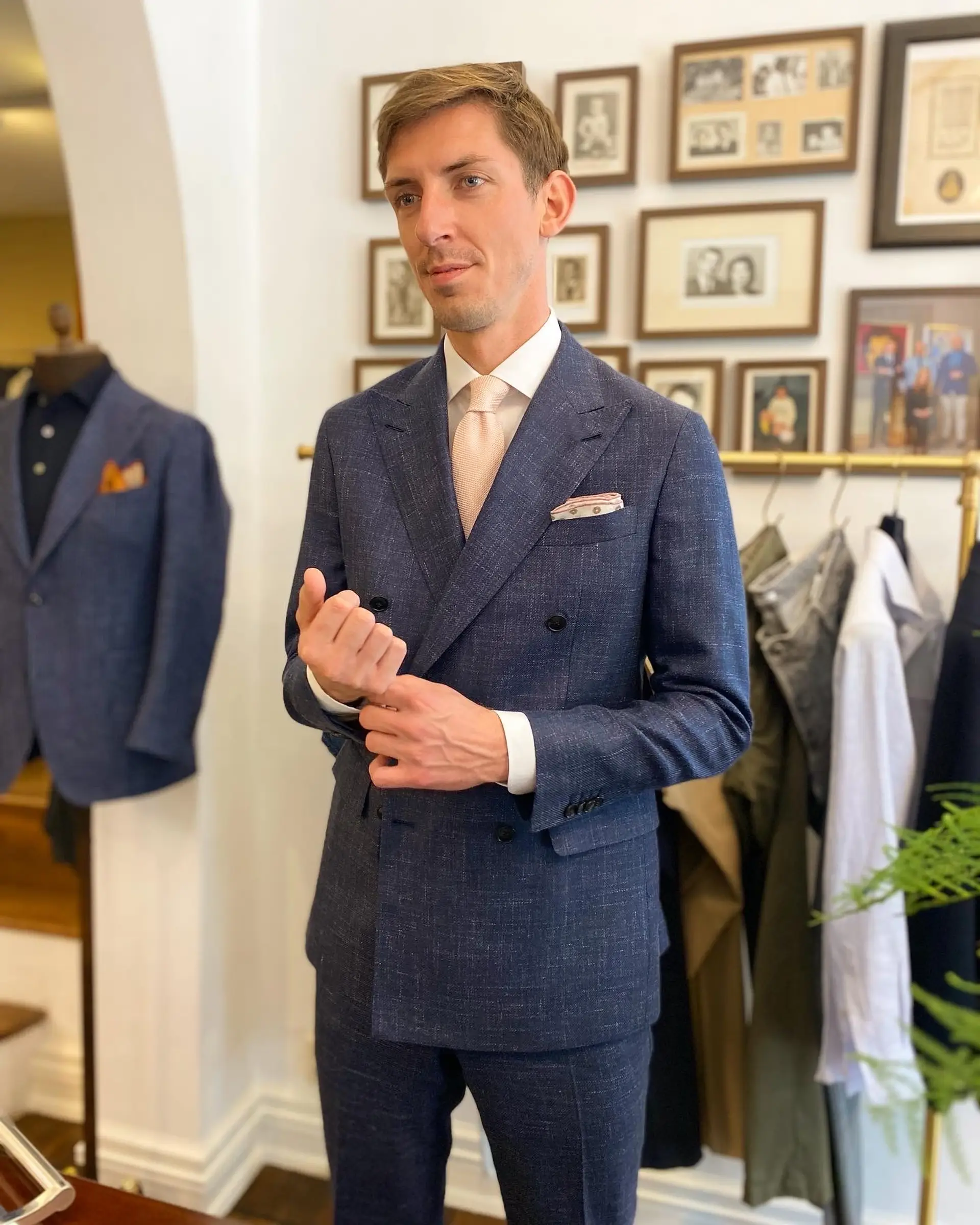 Klant in double breasted maatpak bij Ettemadis Den Haag