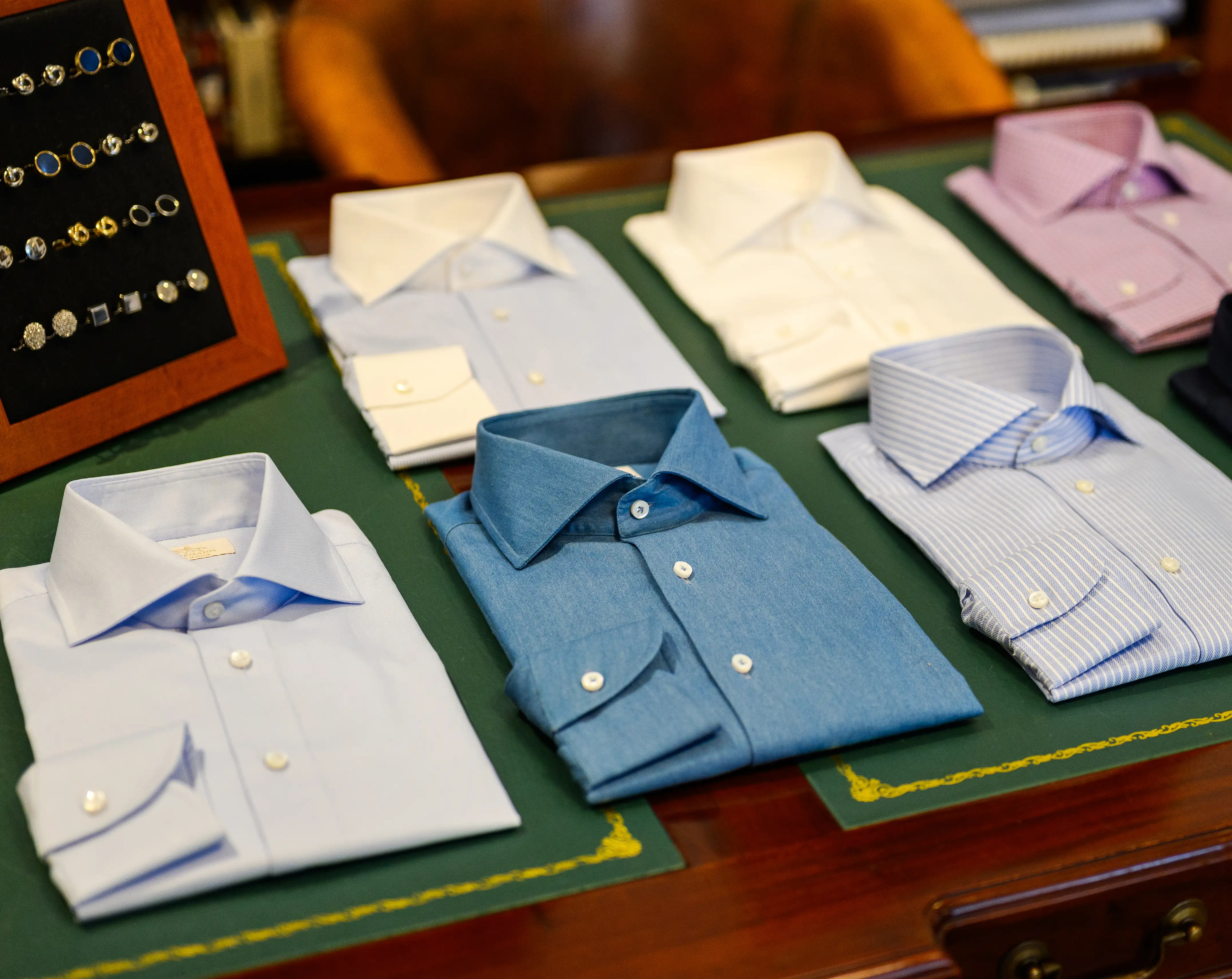 Blauw overhemd op maat van Ettemadis, nieuwe collectie herfst winter 2025