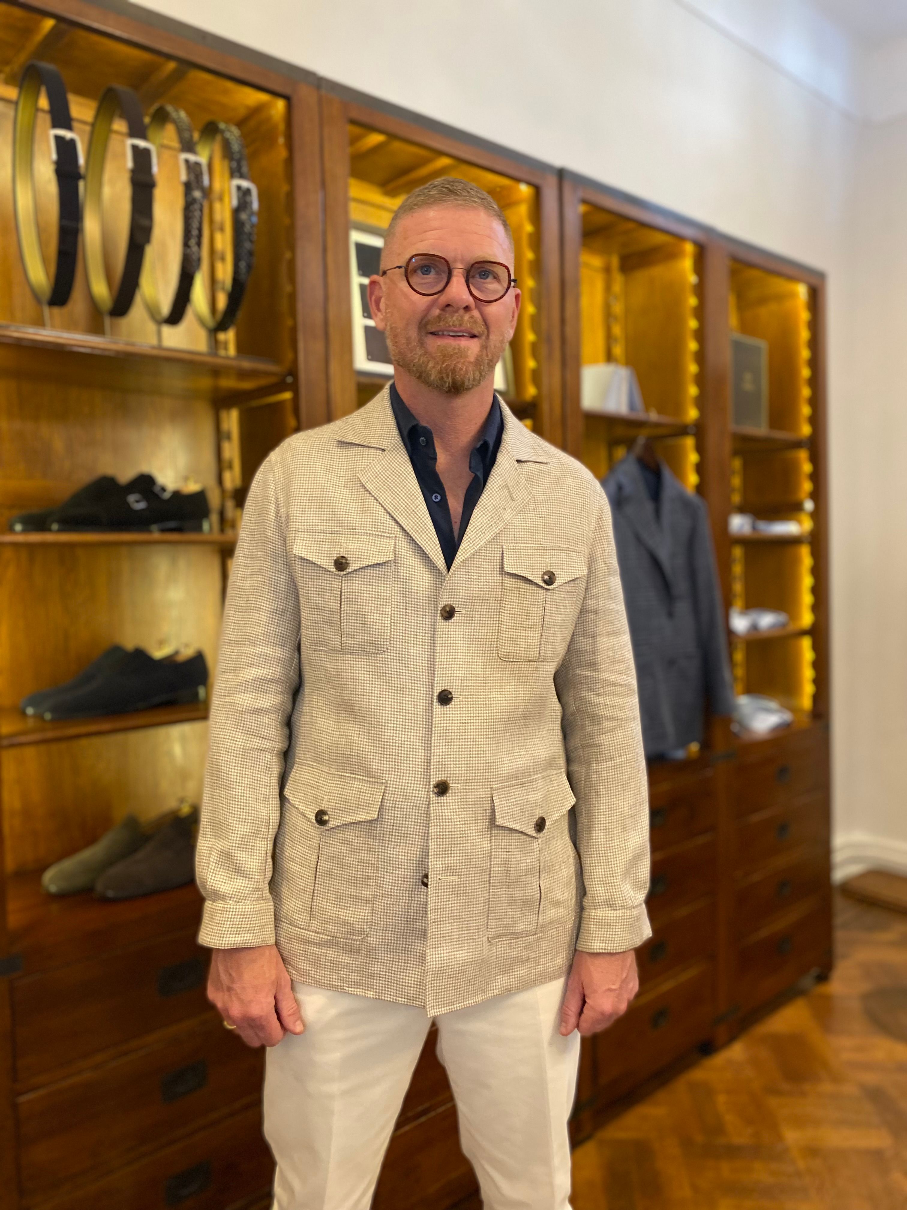 Klant in zomers beige shirt jacket bij Ettemadis Den Haag