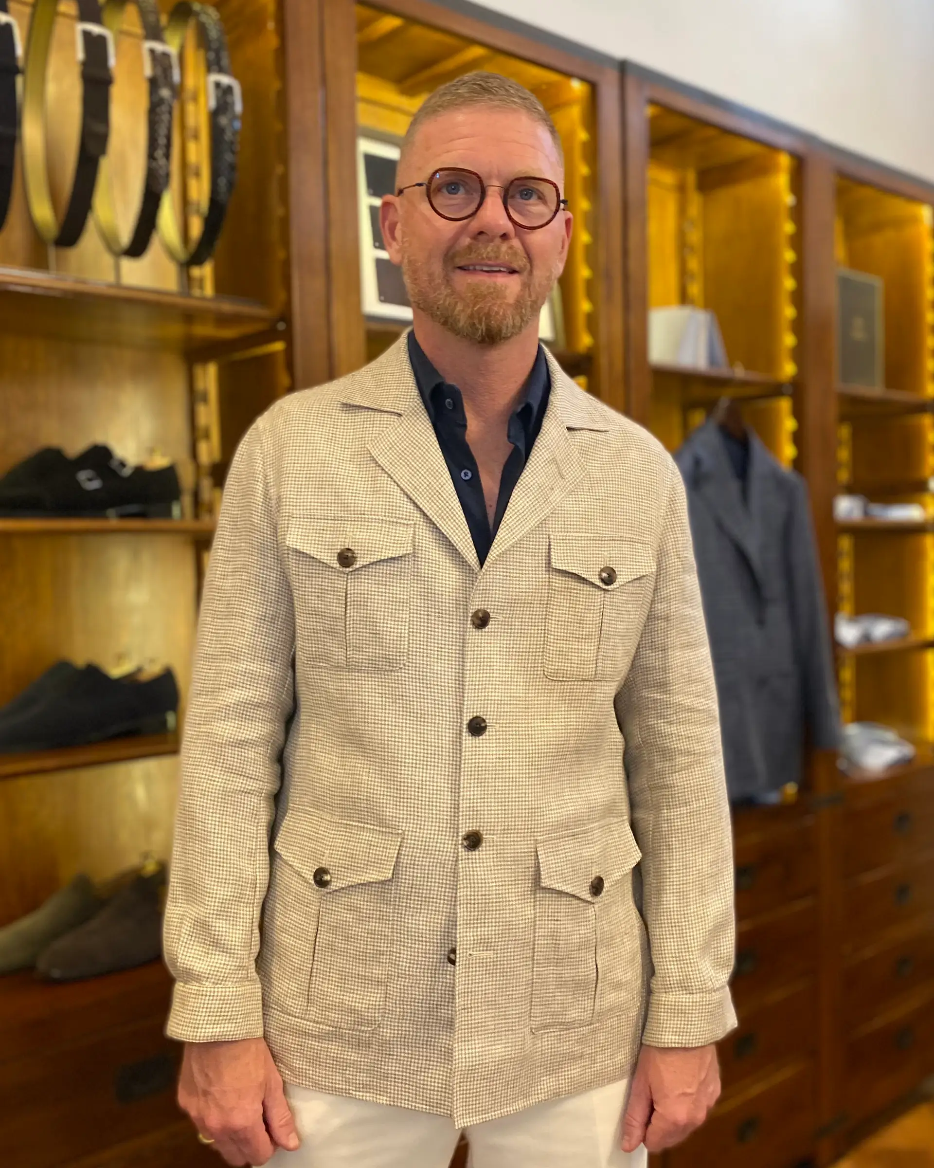 Klant in zomers beige shirt jacket bij Ettemadis Den Haag