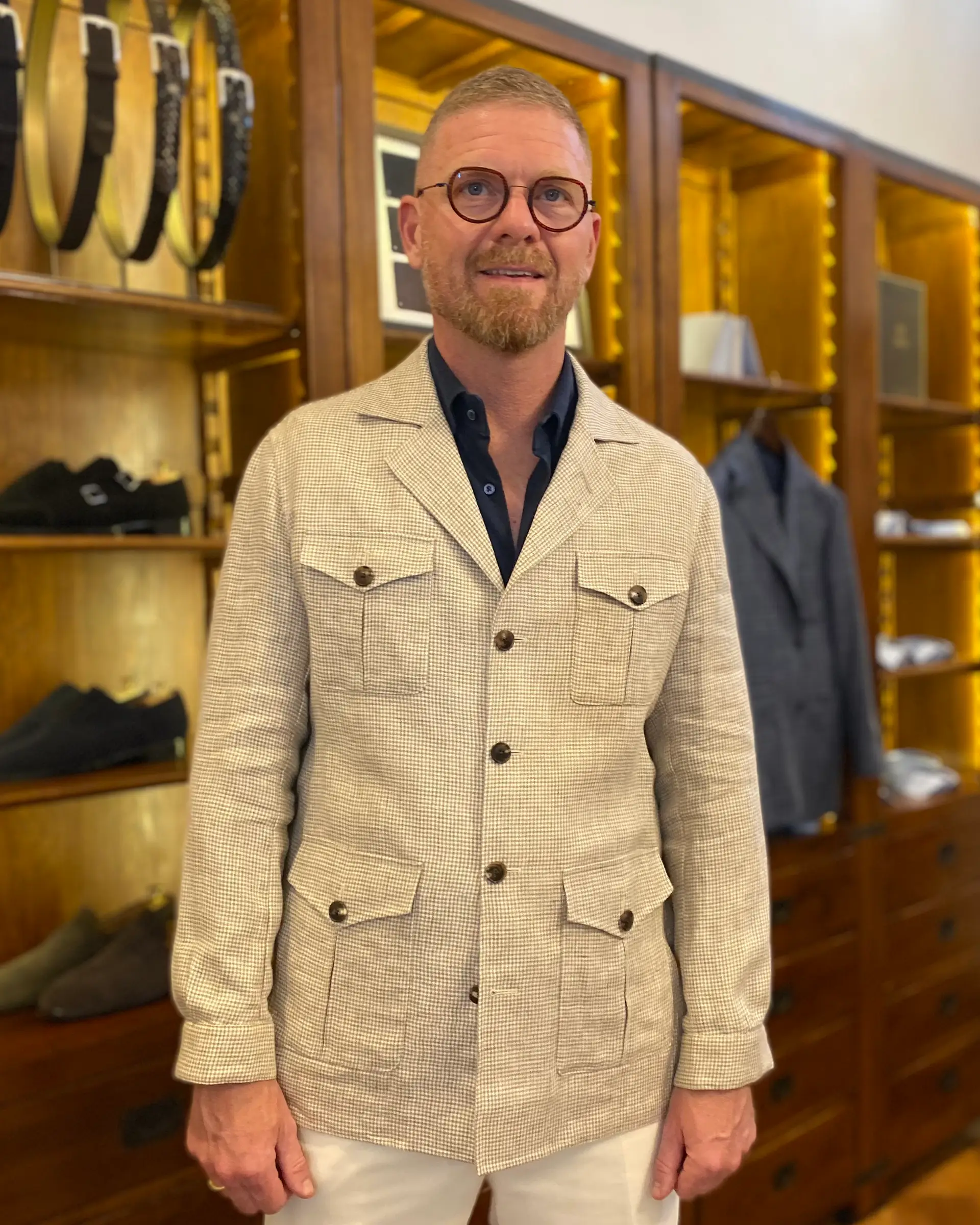 Klant in zomers beige shirt jacket bij Ettemadis Den Haag