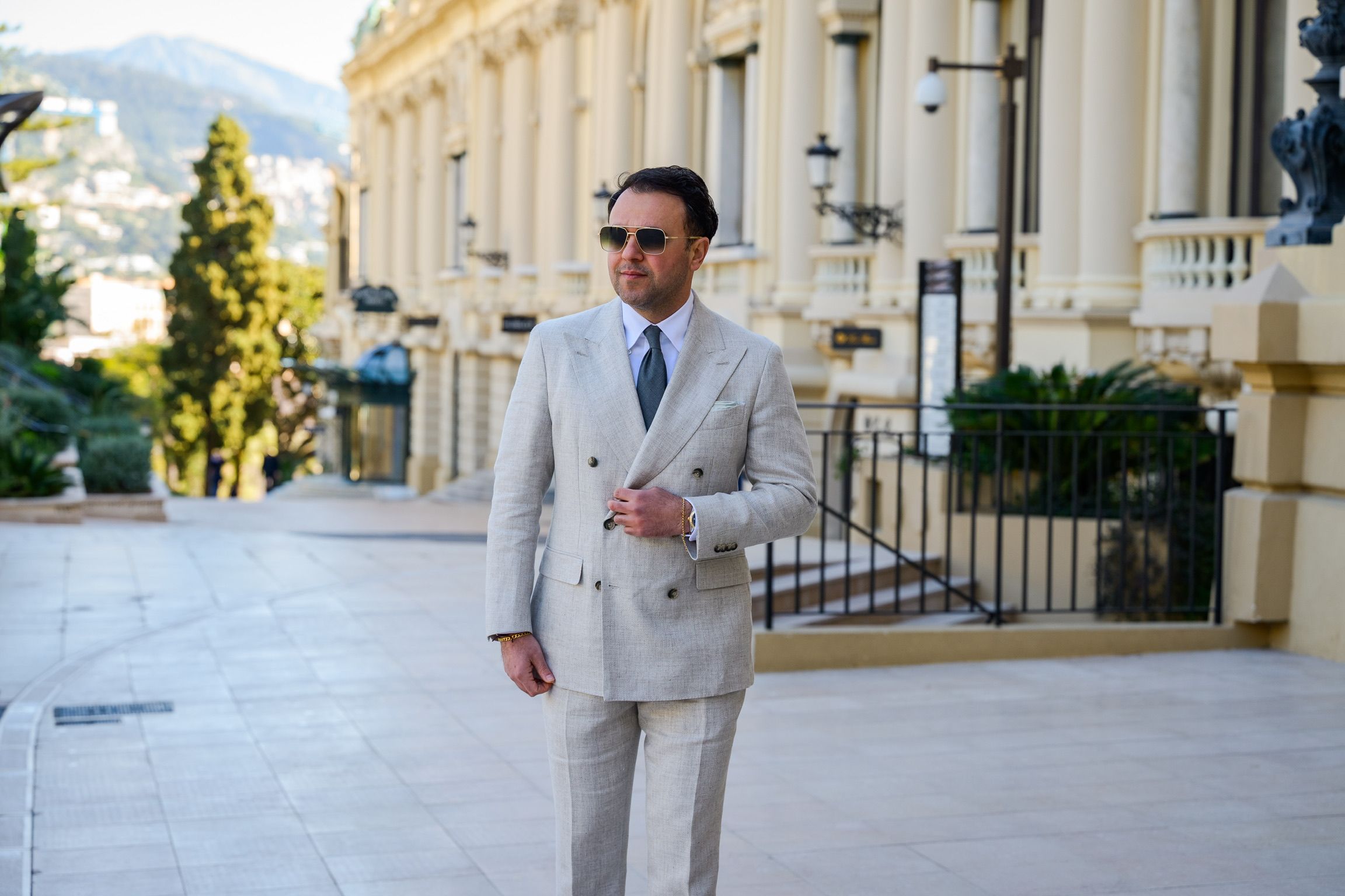 beige maatpak van Ettemadis uit Den Haag