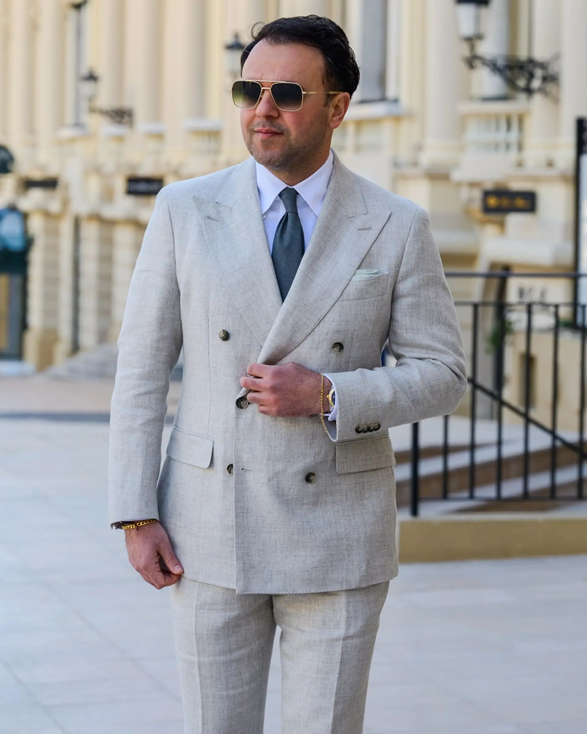 beige maatpak van Ettemadis uit Den Haag