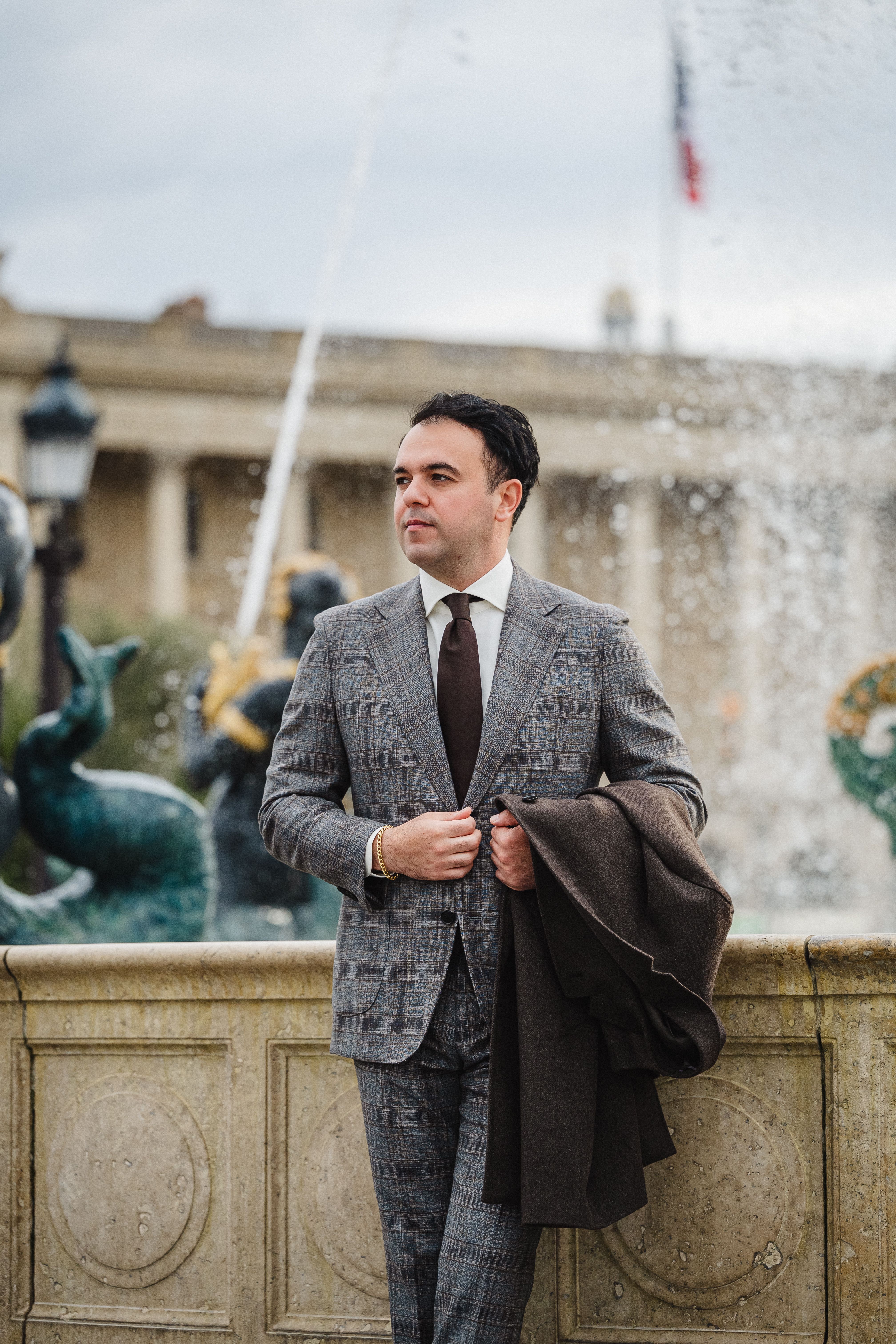 bruin maatpak van Ettemadis uit Den Haag