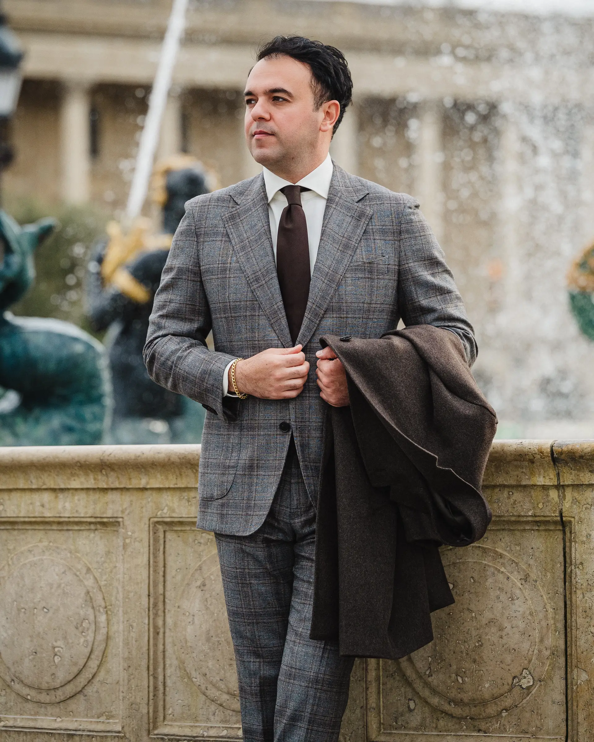 bruin maatpak van Ettemadis uit Den Haag