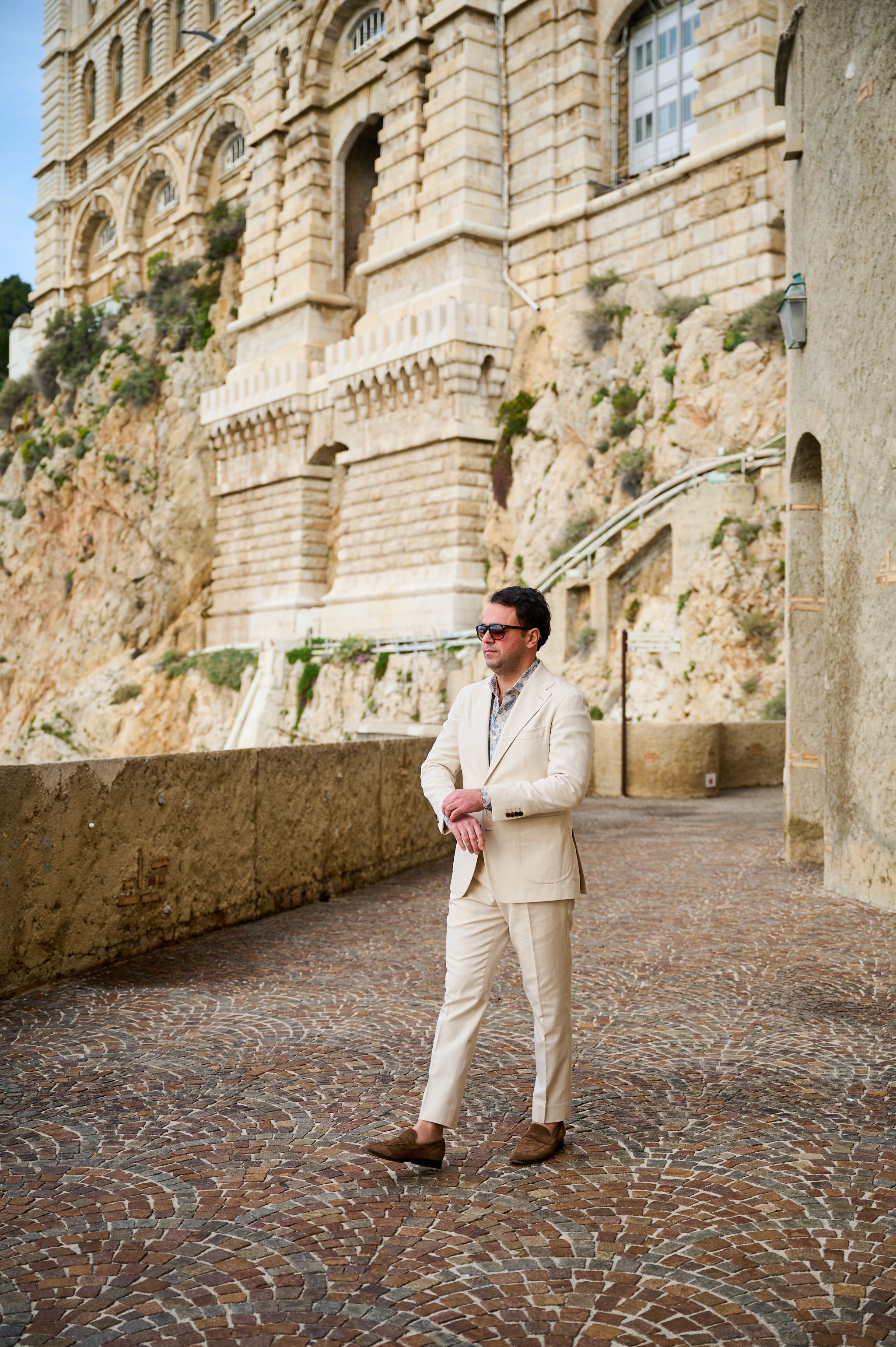 Gebroken wit zomerpak van Ettemadis in Monaco