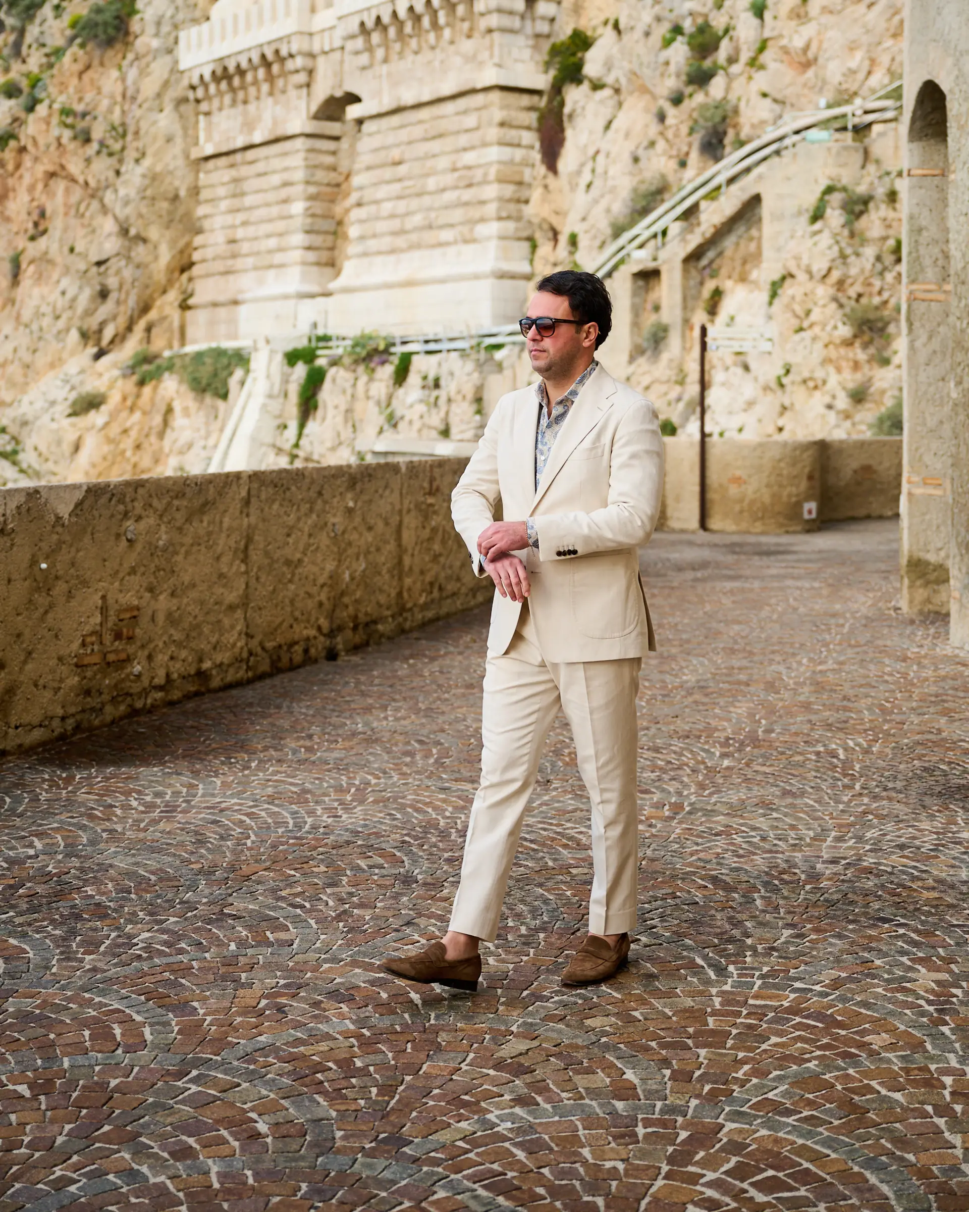 Gebroken wit zomerpak van Ettemadis in Monaco