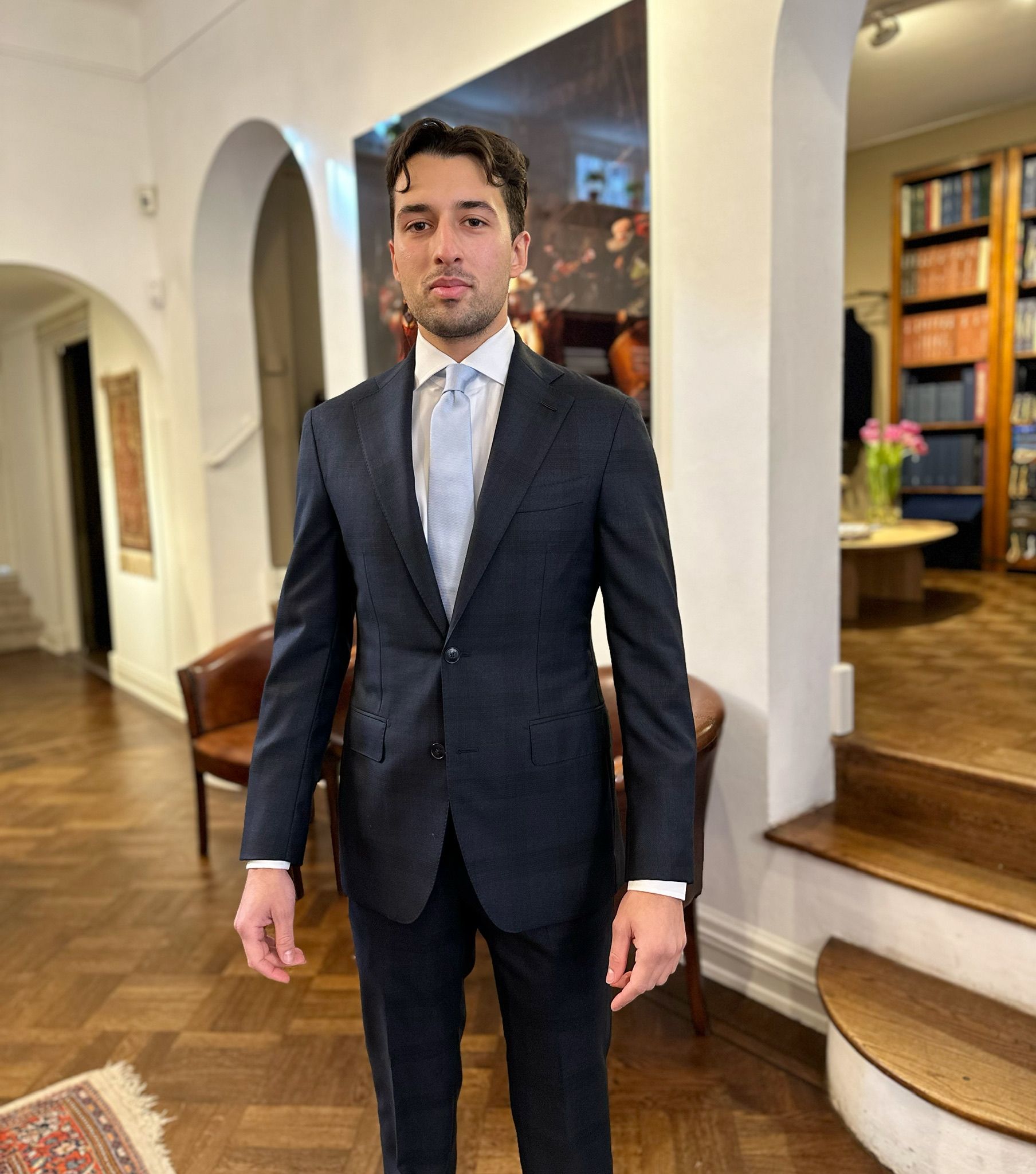 Klant draagt zakelijk maatpak bij Ettemadis Den Haag