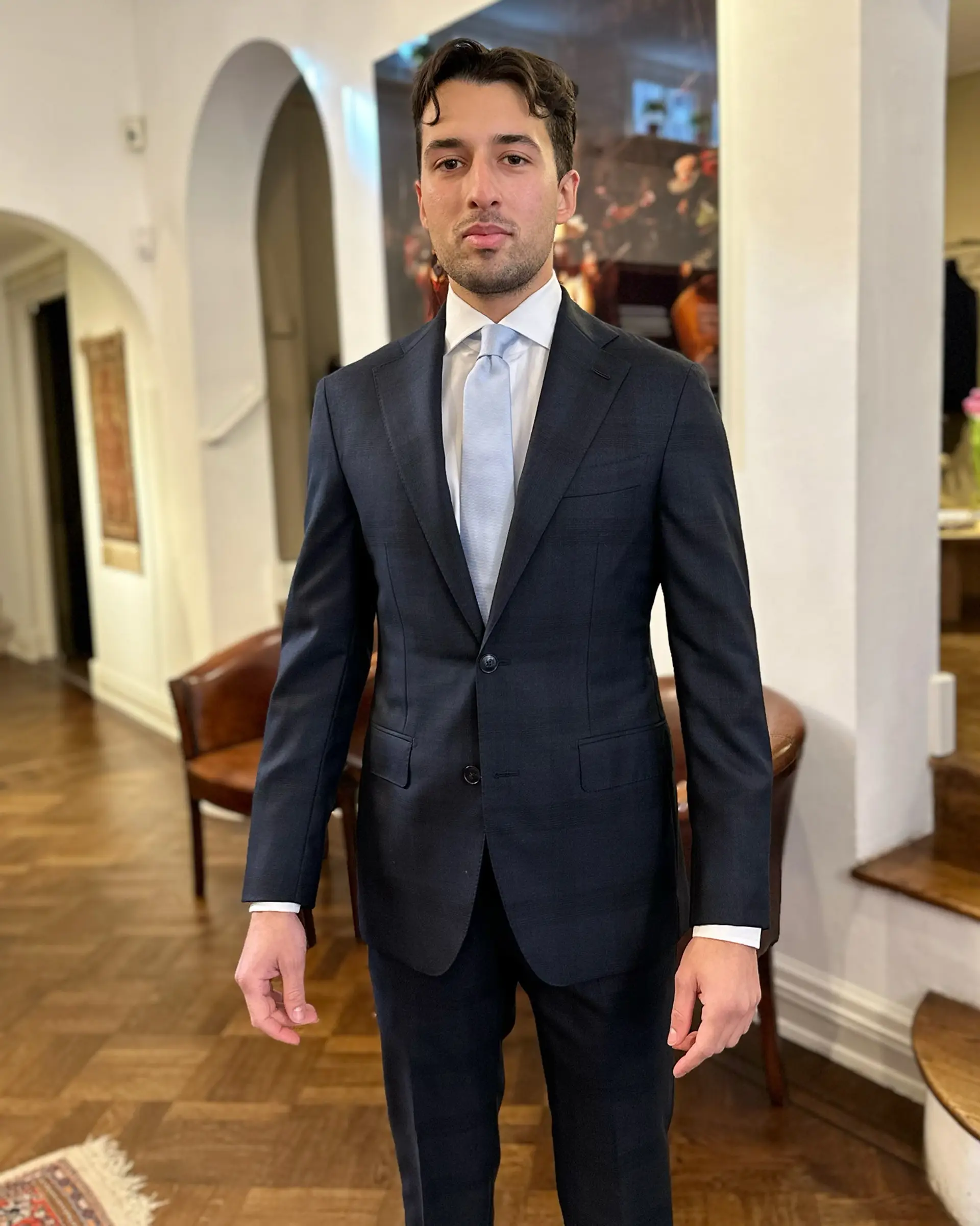 Klant draagt zakelijk maatpak bij Ettemadis Den Haag