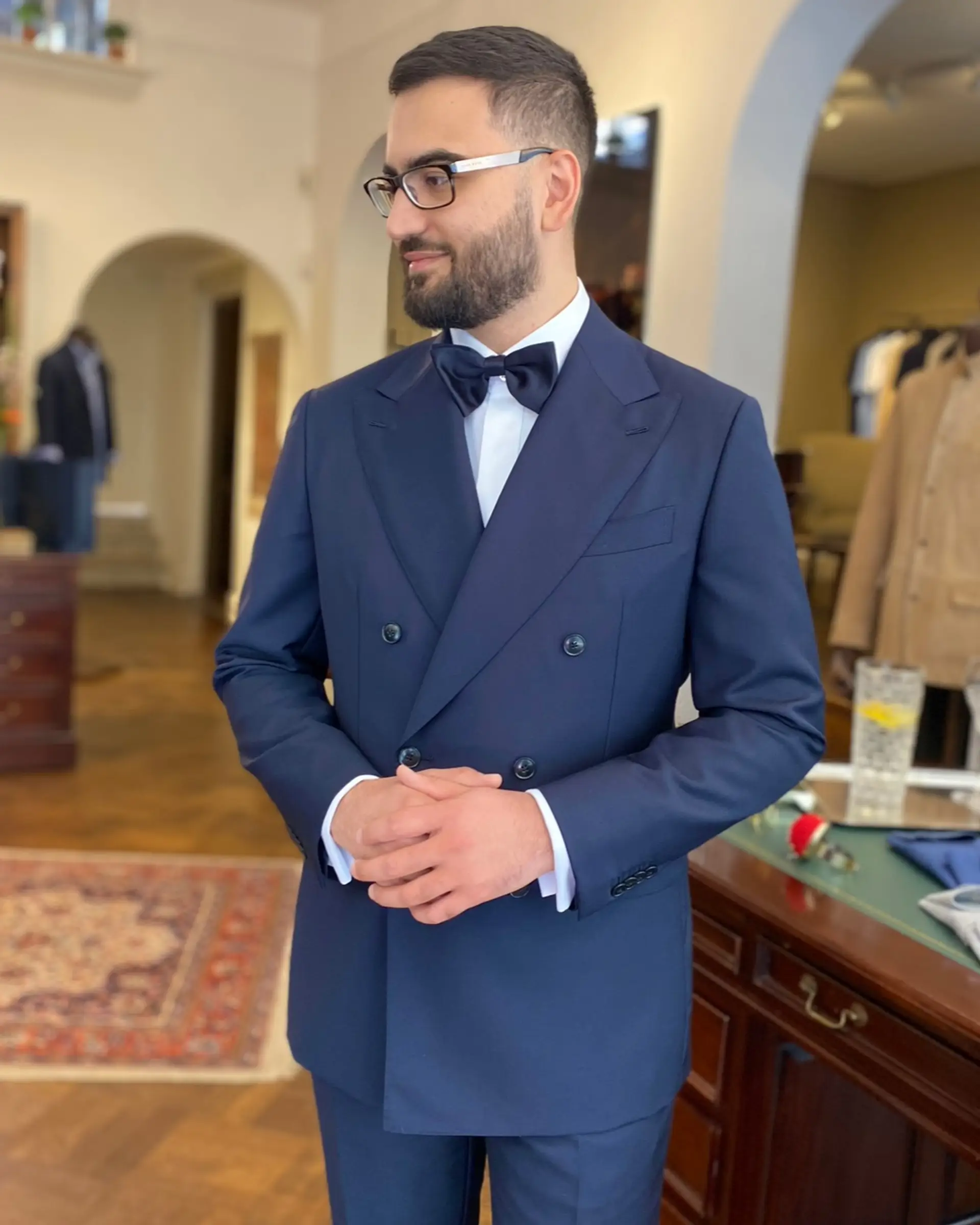 Double breasted maatpak gedragen door klant bij Ettemadis