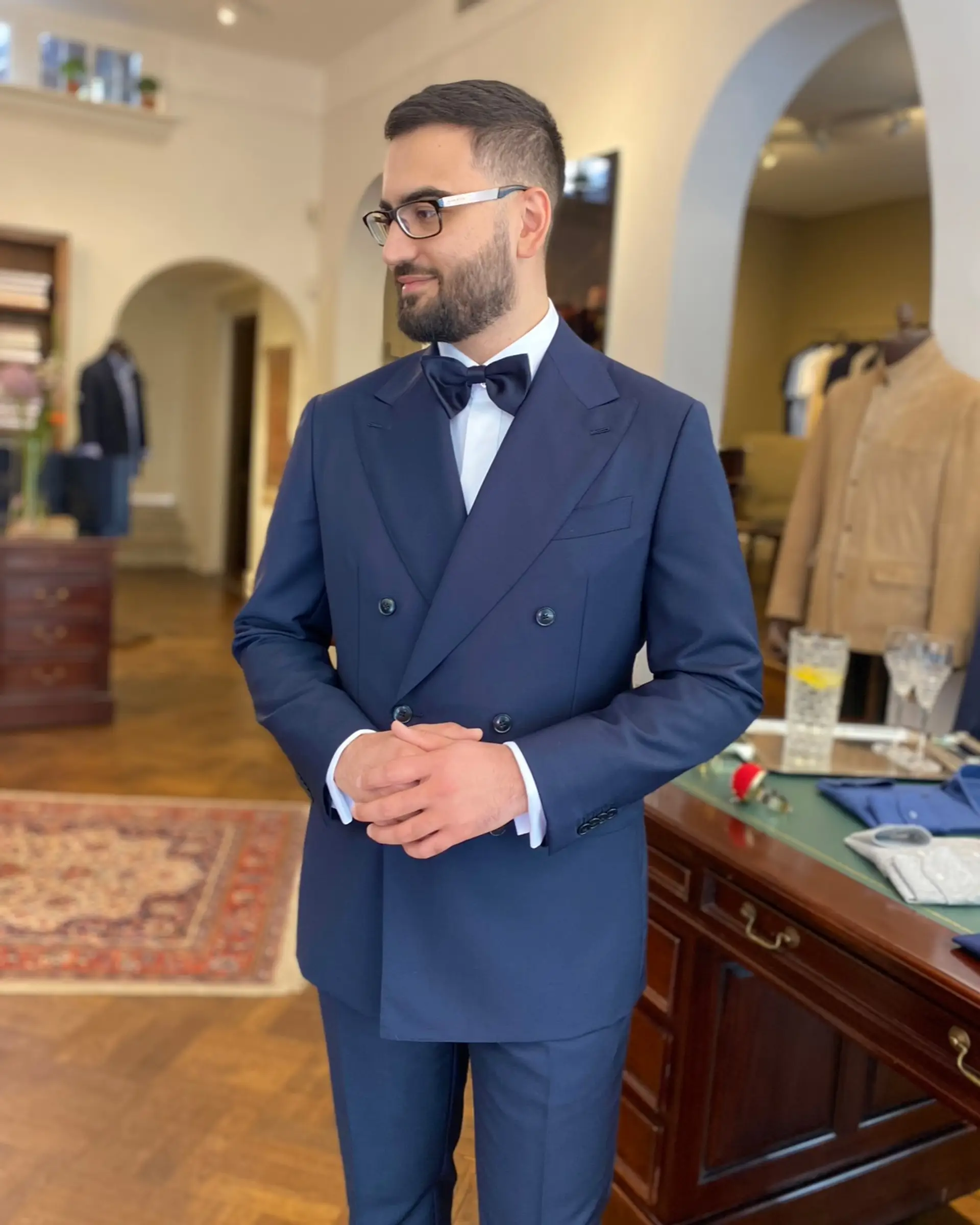 Double breasted maatpak gedragen door klant bij Ettemadis