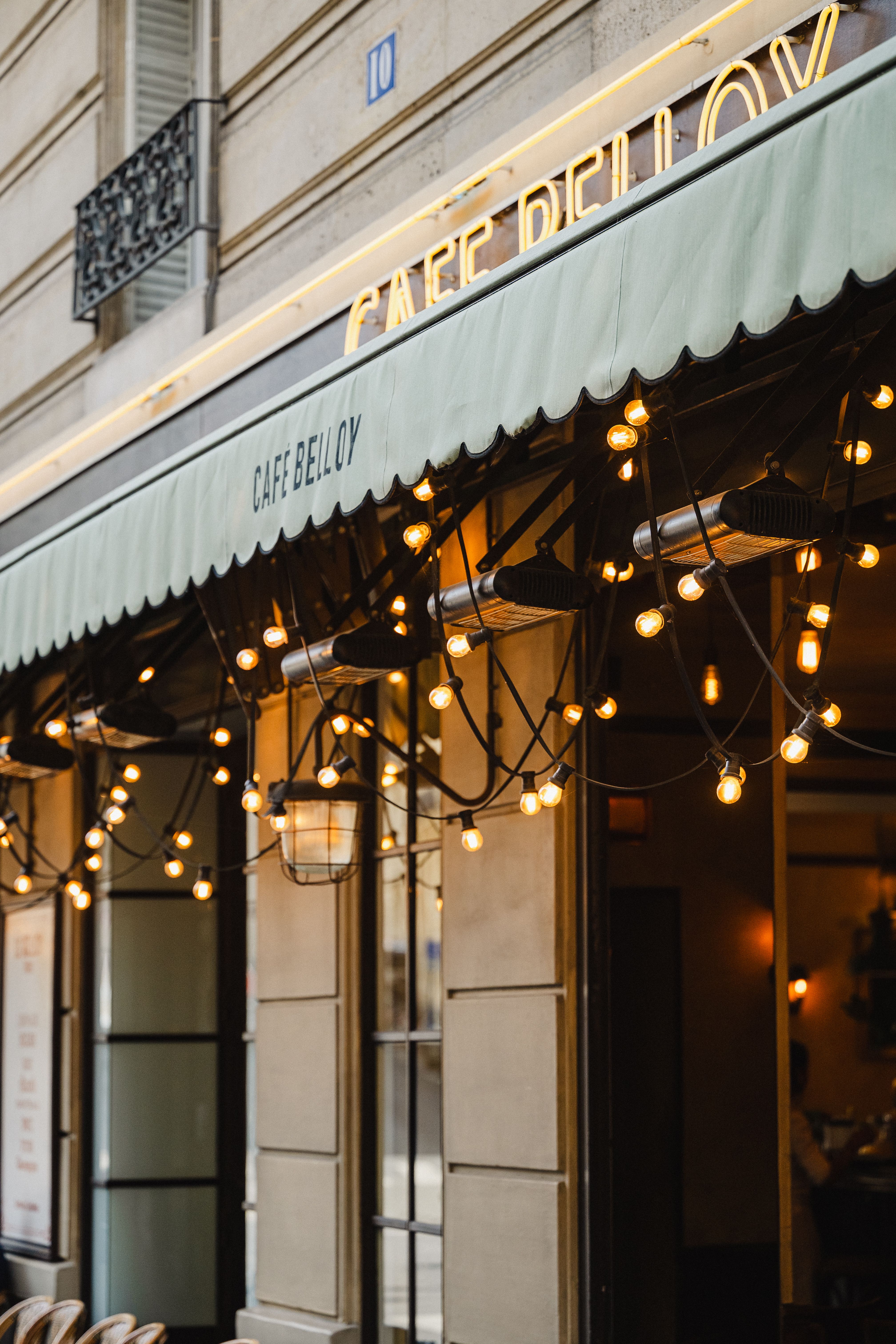 Cafe bello in Parijs