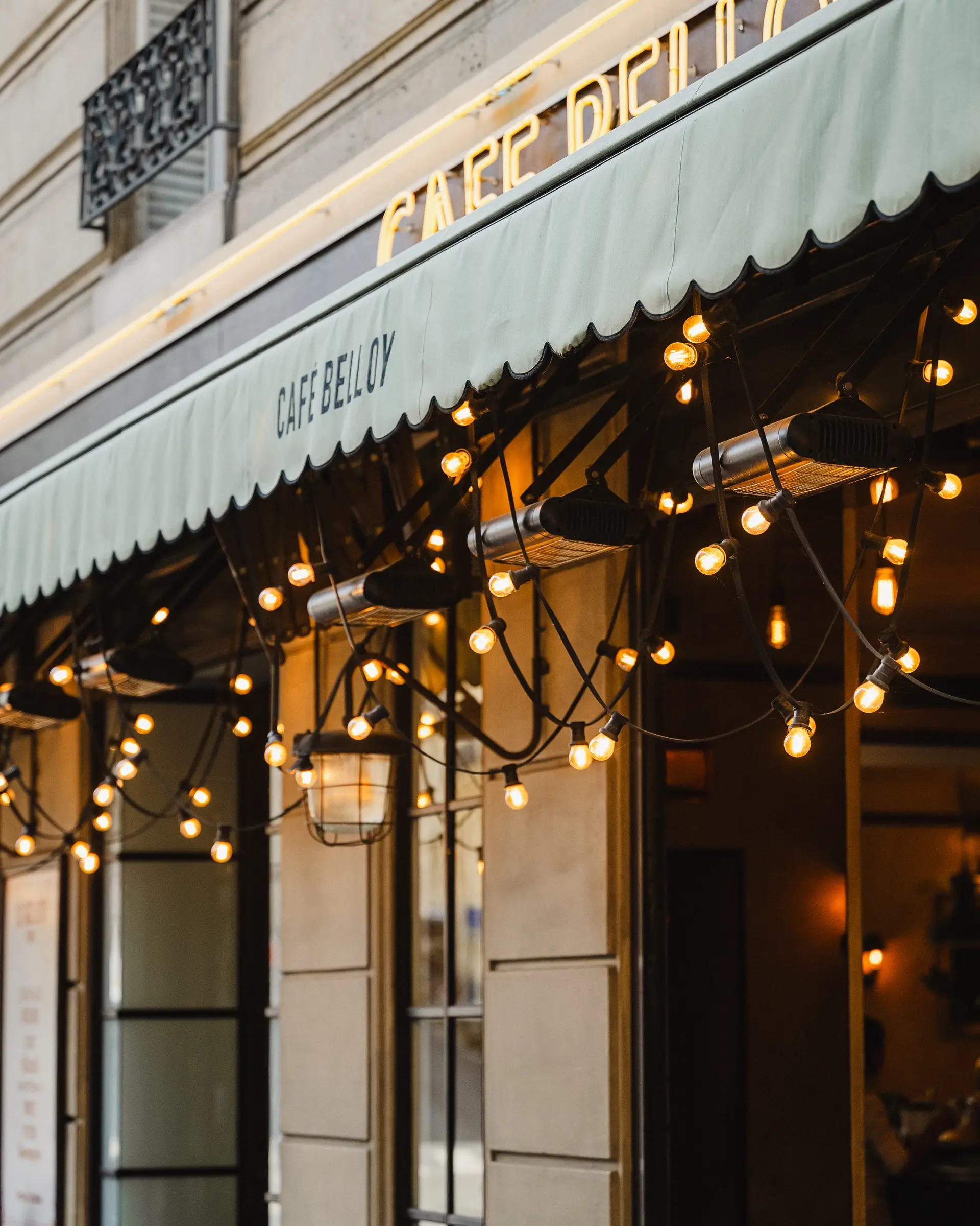 Cafe bello in Parijs