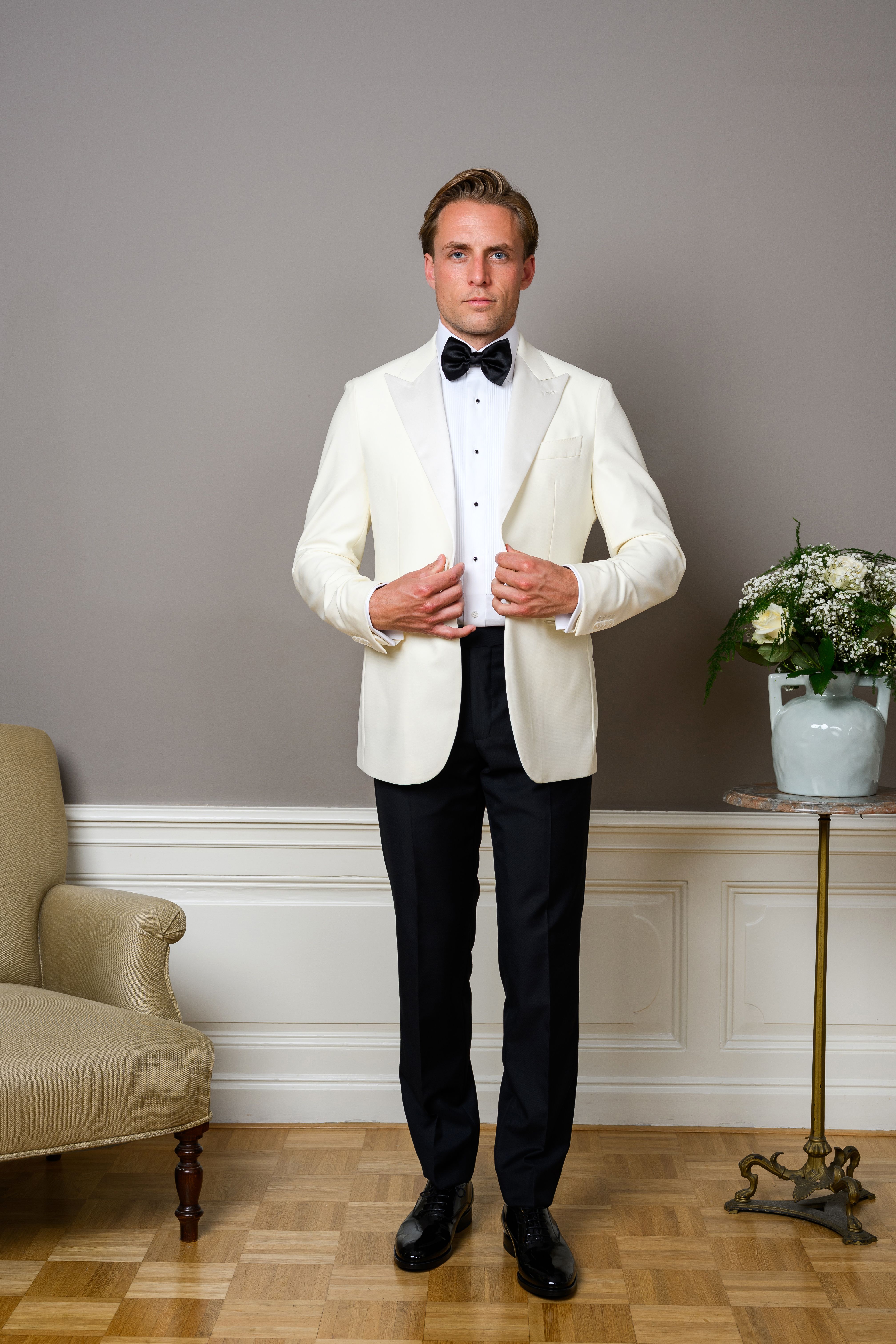 White tie van Ettemadis