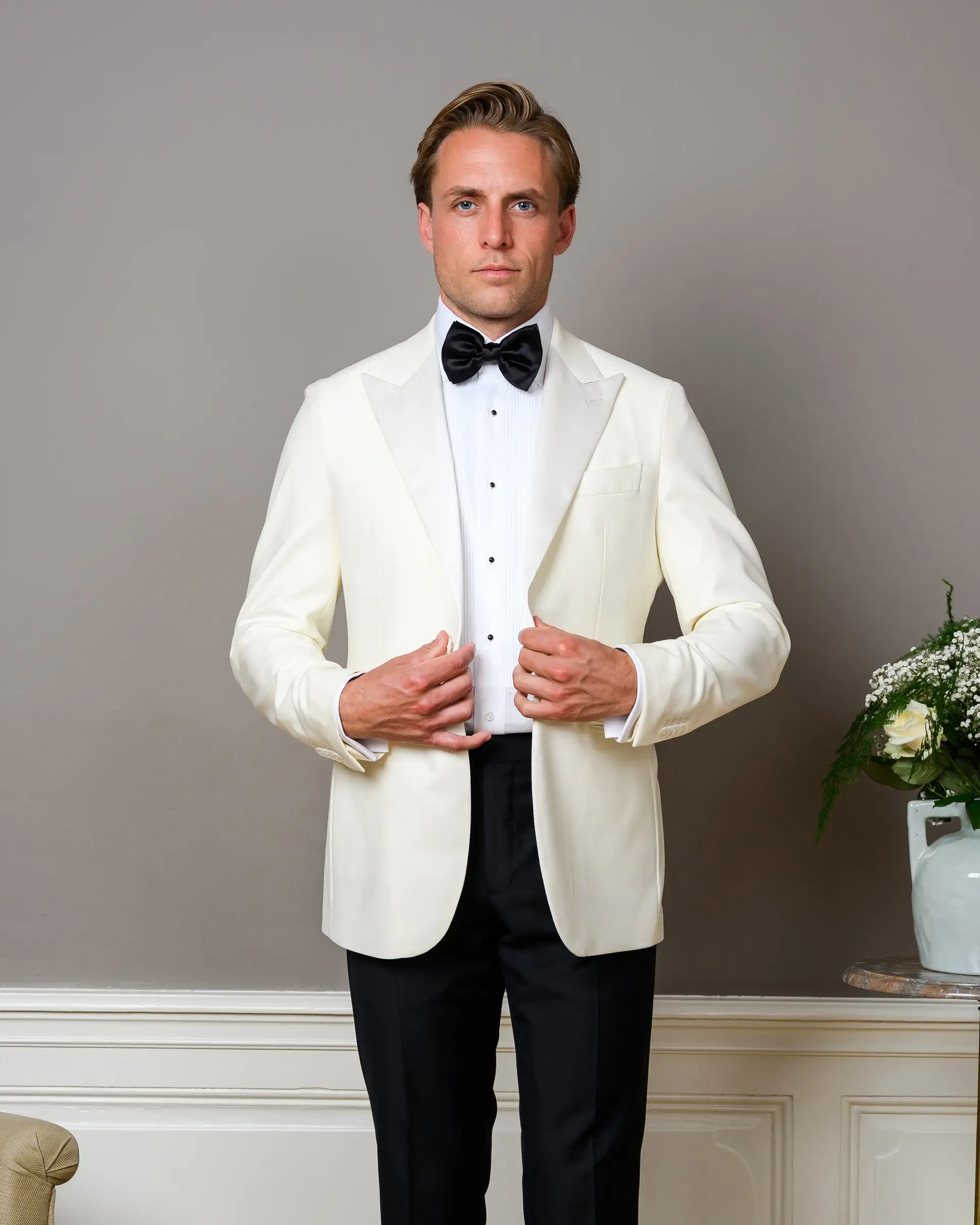 White tie van Ettemadis