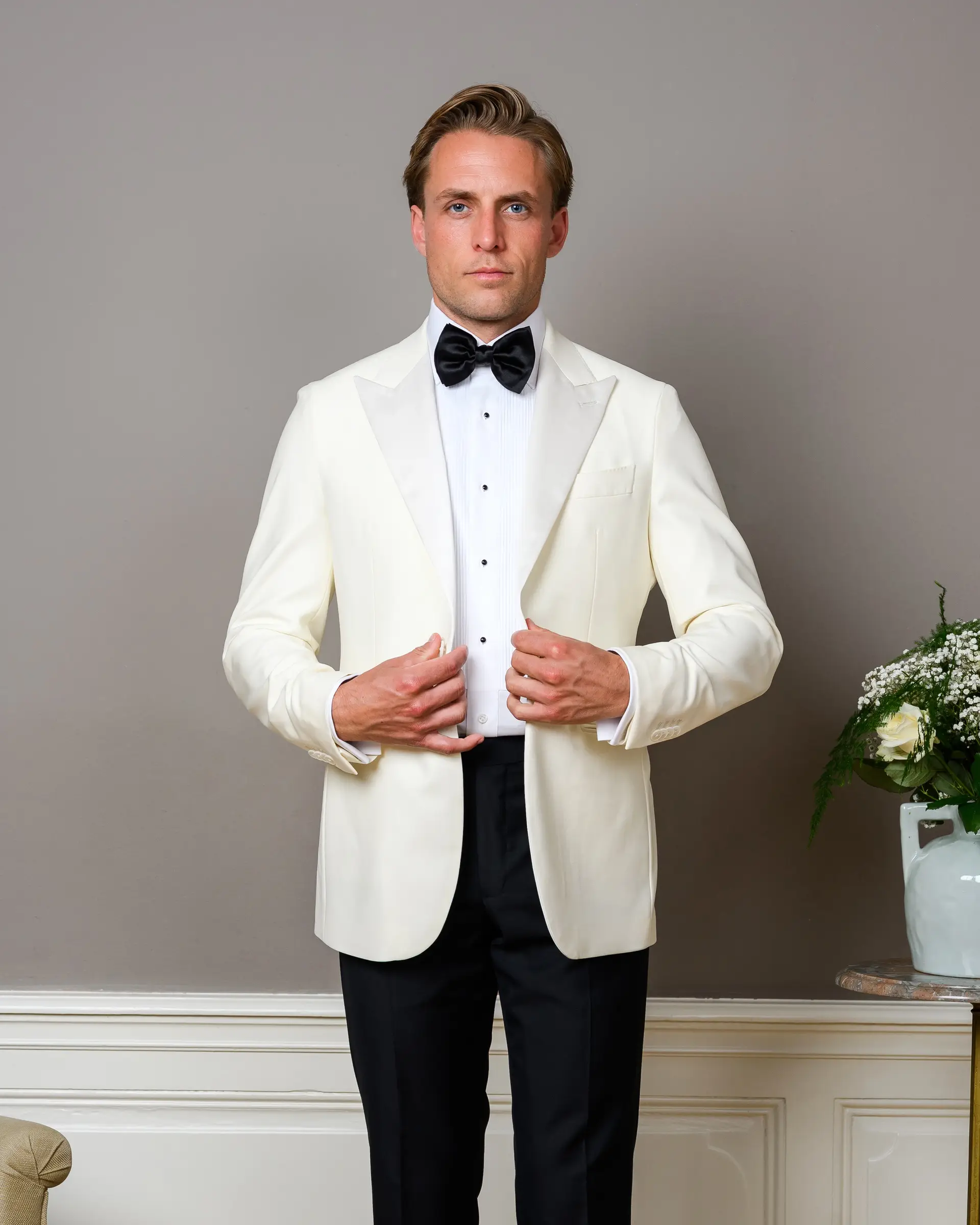 White tie van Ettemadis