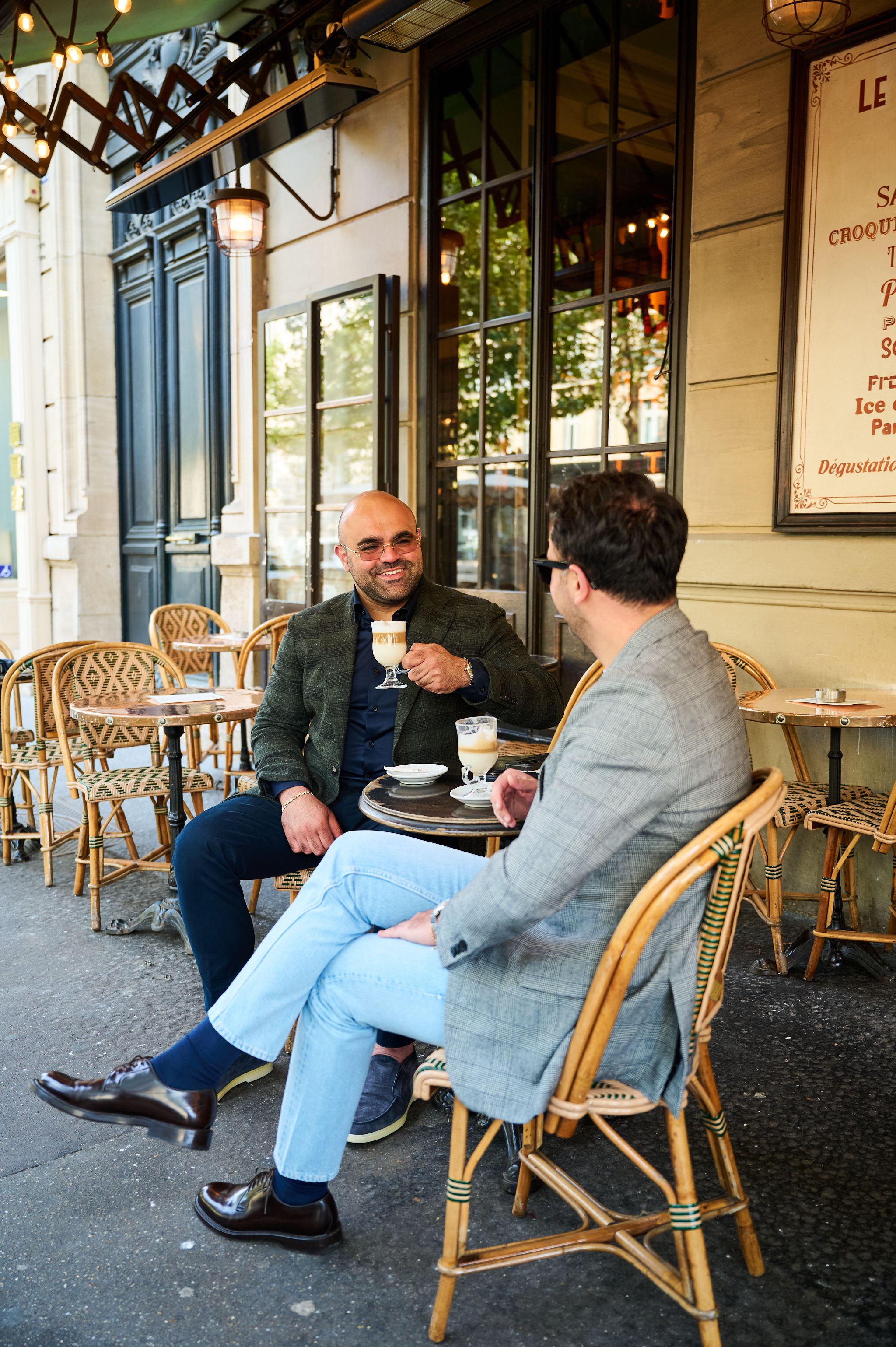 Broers Ettemadis in Parijs koffiedrinken