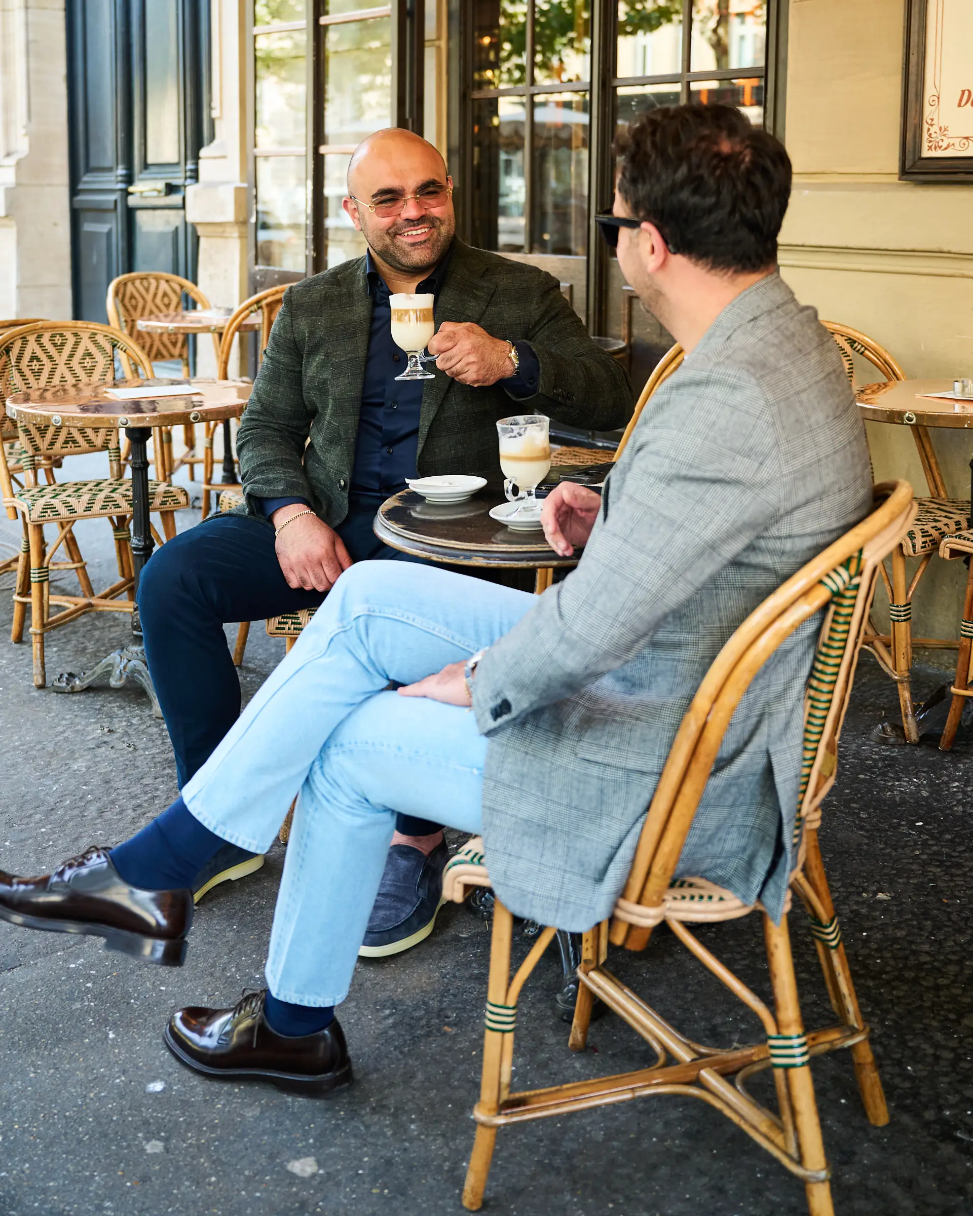 Broers Ettemadis in Parijs koffiedrinken