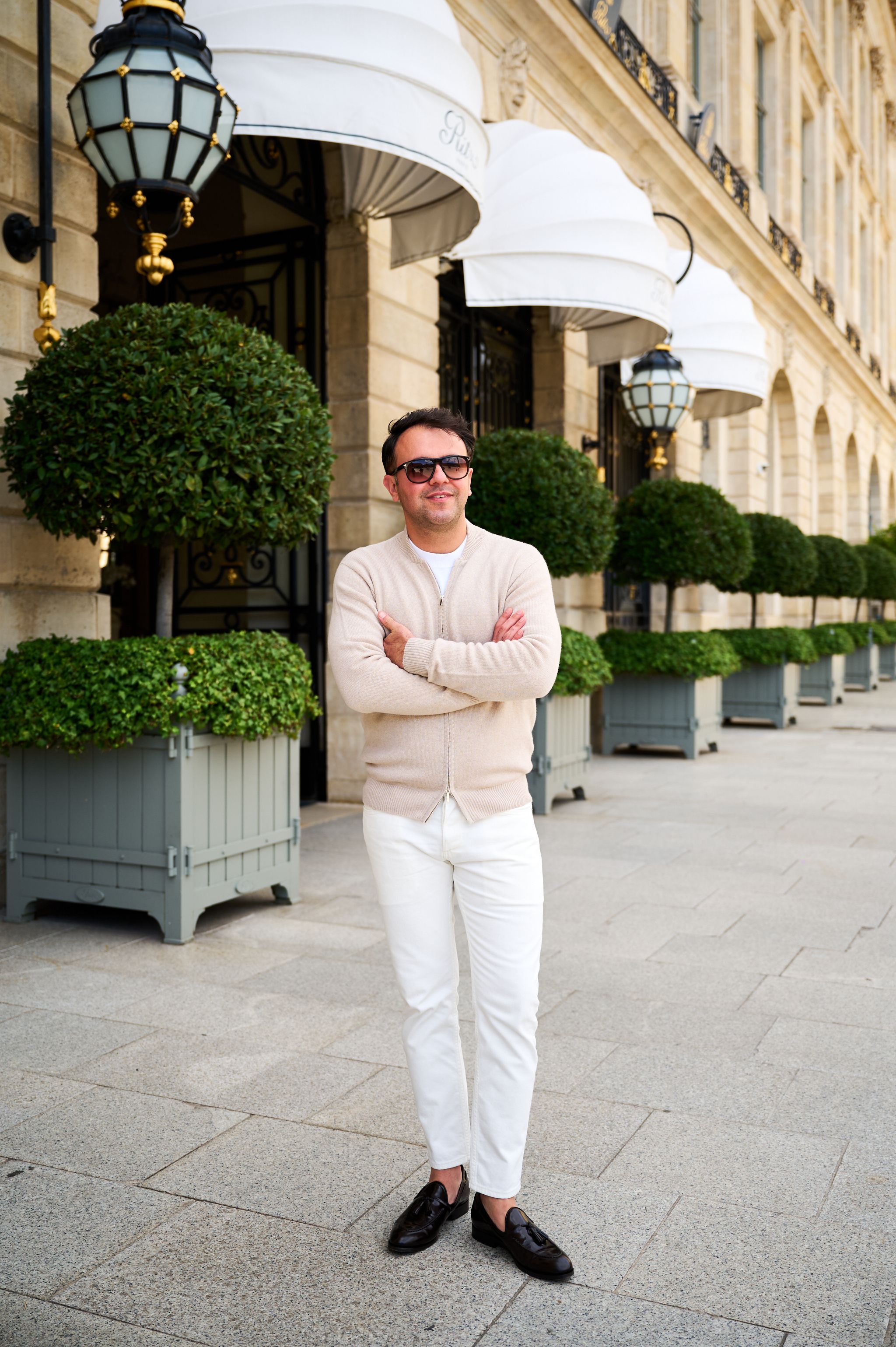 casual chic beige outfit van Amir | Ettemadis