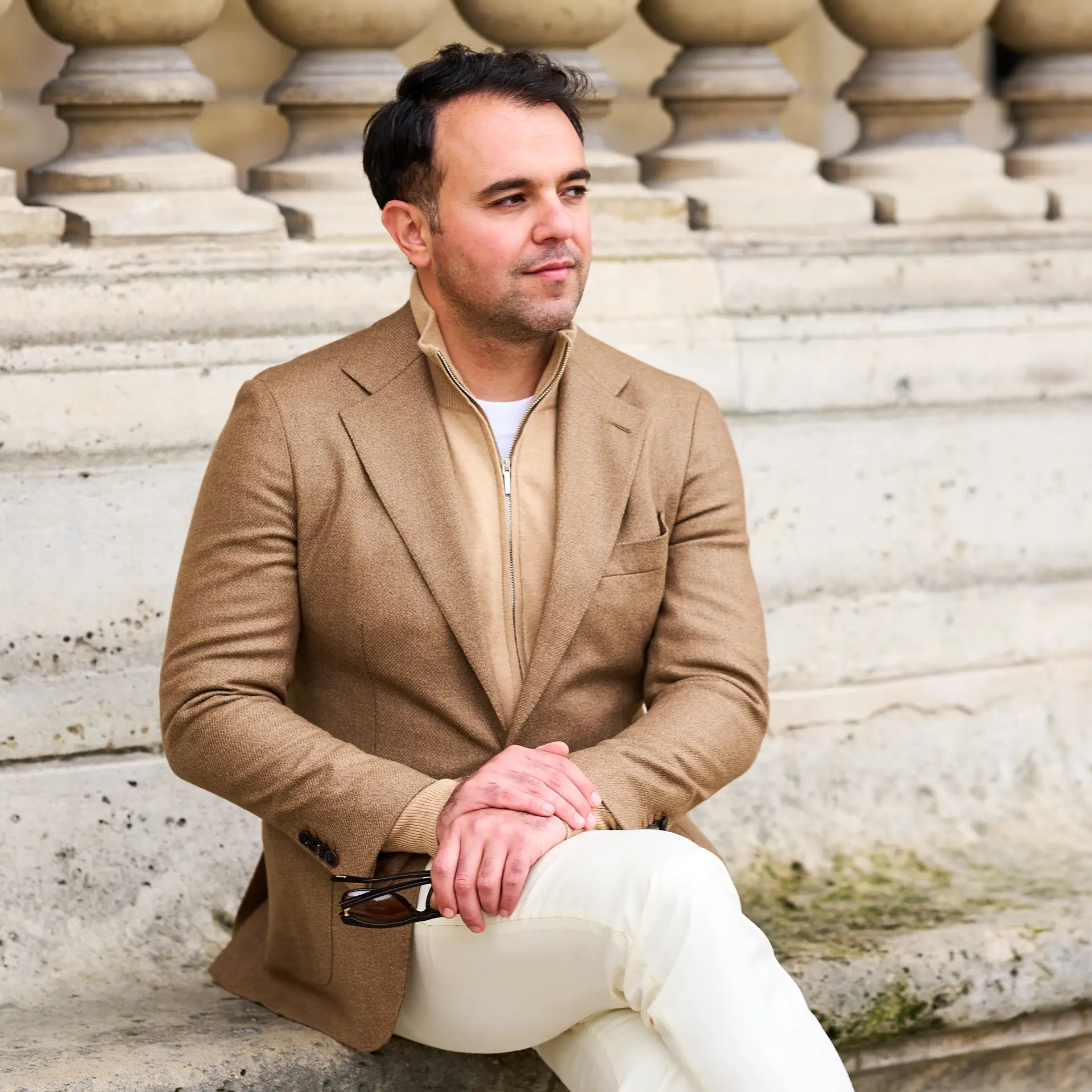 Bruin colbert op maat van Ettemadis in Den Haag