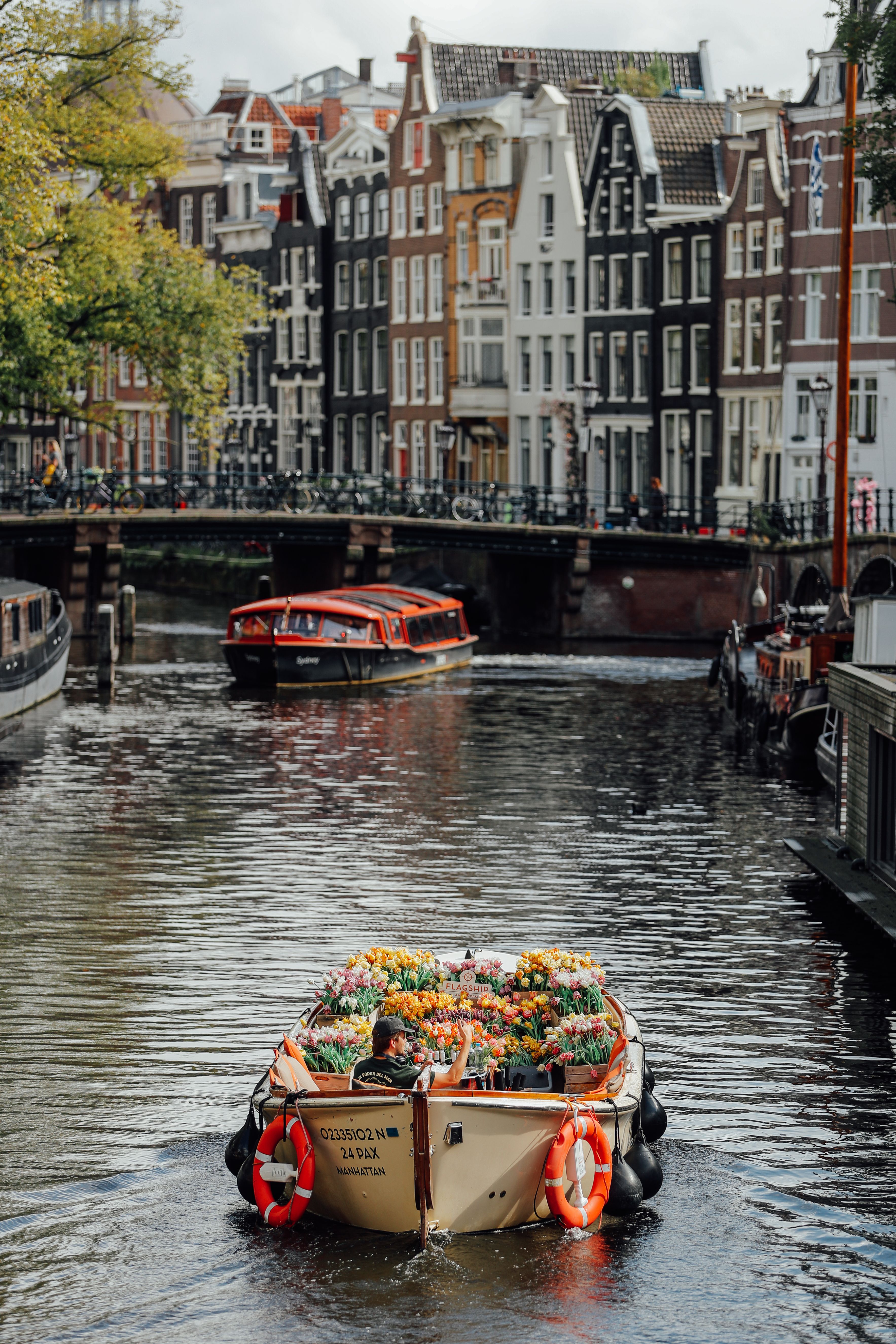 2 boten door de Amsterdamse grachten varend