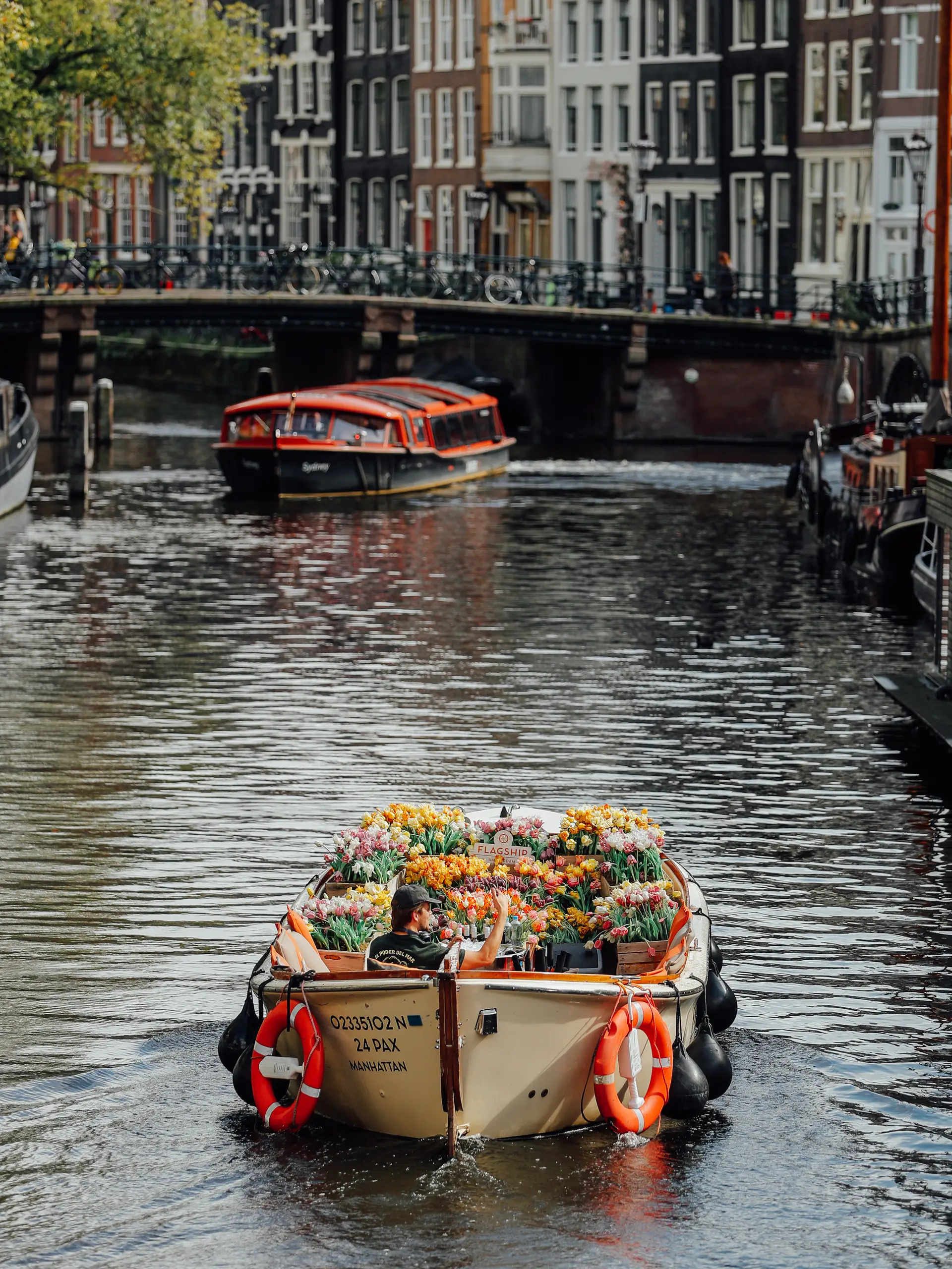 2 boten door de Amsterdamse grachten varend