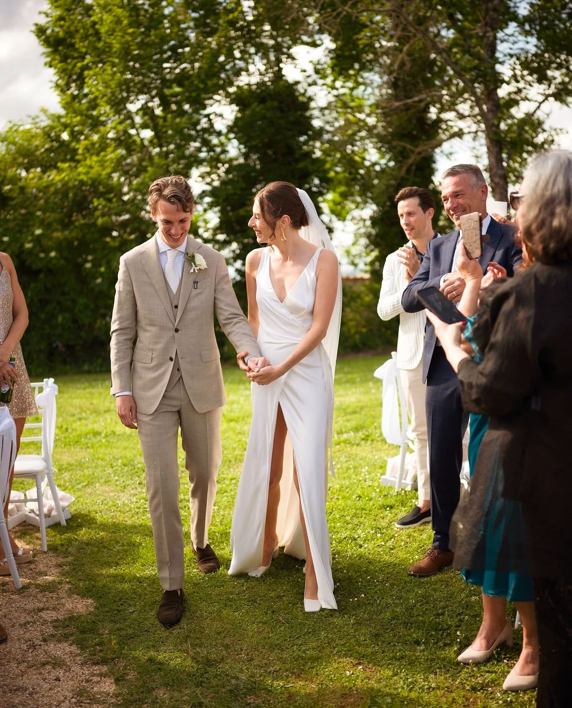 Klant in beige trouwkostuum van Ettemadis Den Haag