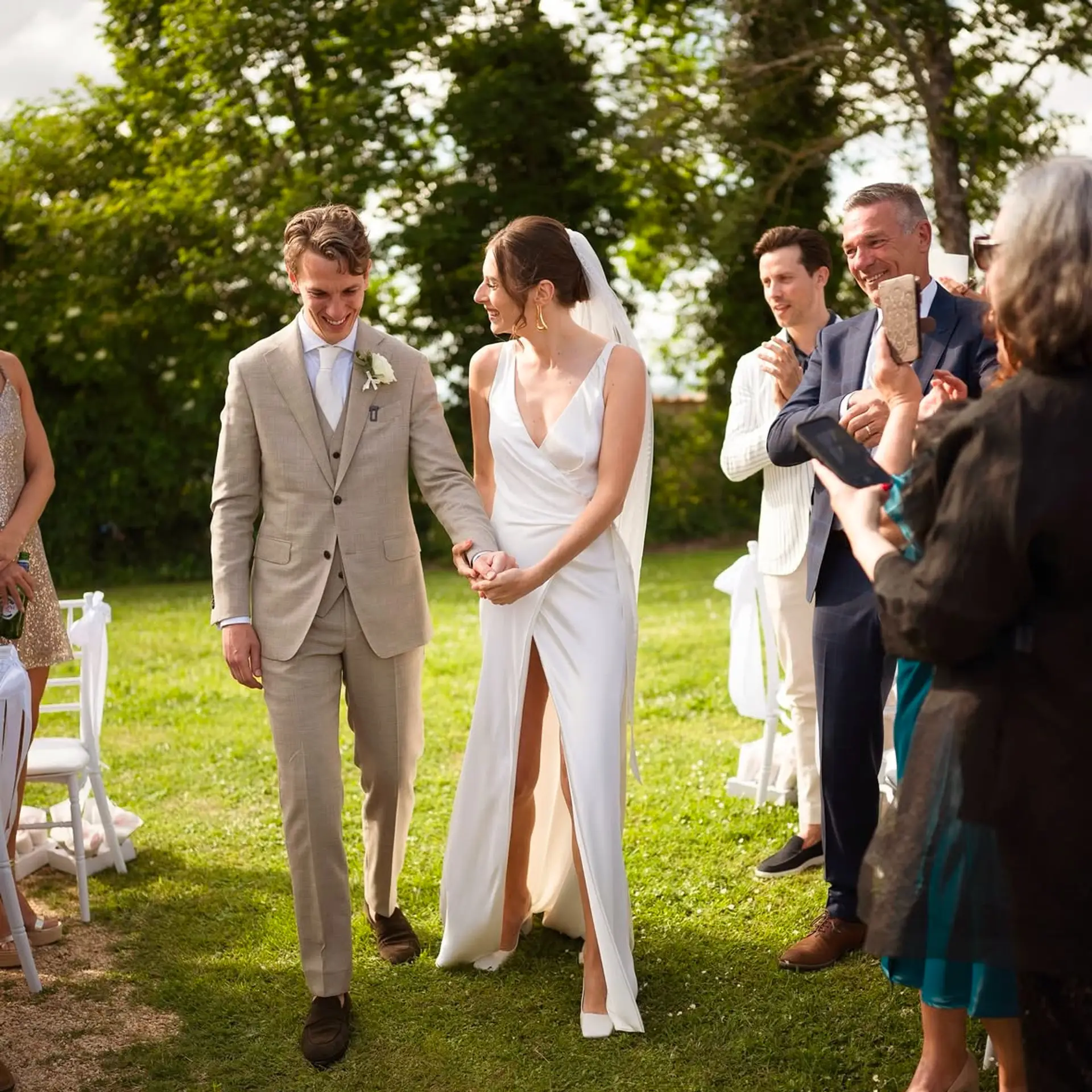 Klant in beige trouwkostuum van Ettemadis Den Haag